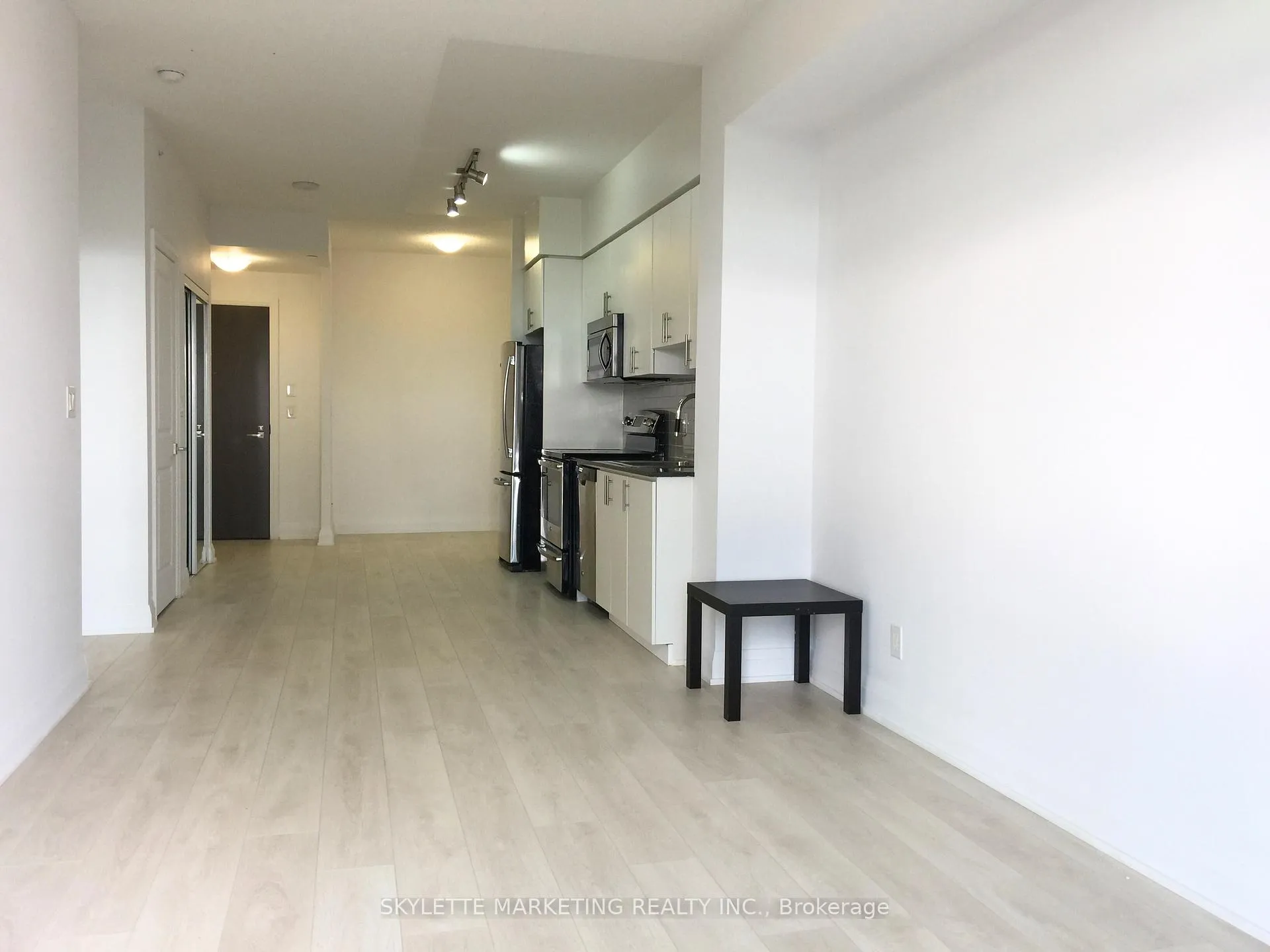 Photo 5 of Unit #1427, 7161 Yonge Street, Markham, Thornhill — HOMEH