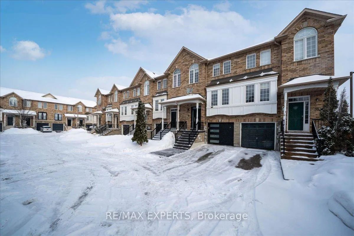 Photo 3 of Unit 36, 165 Fieldstone Drive, Vaughan, East Woodbridge — HOMEH