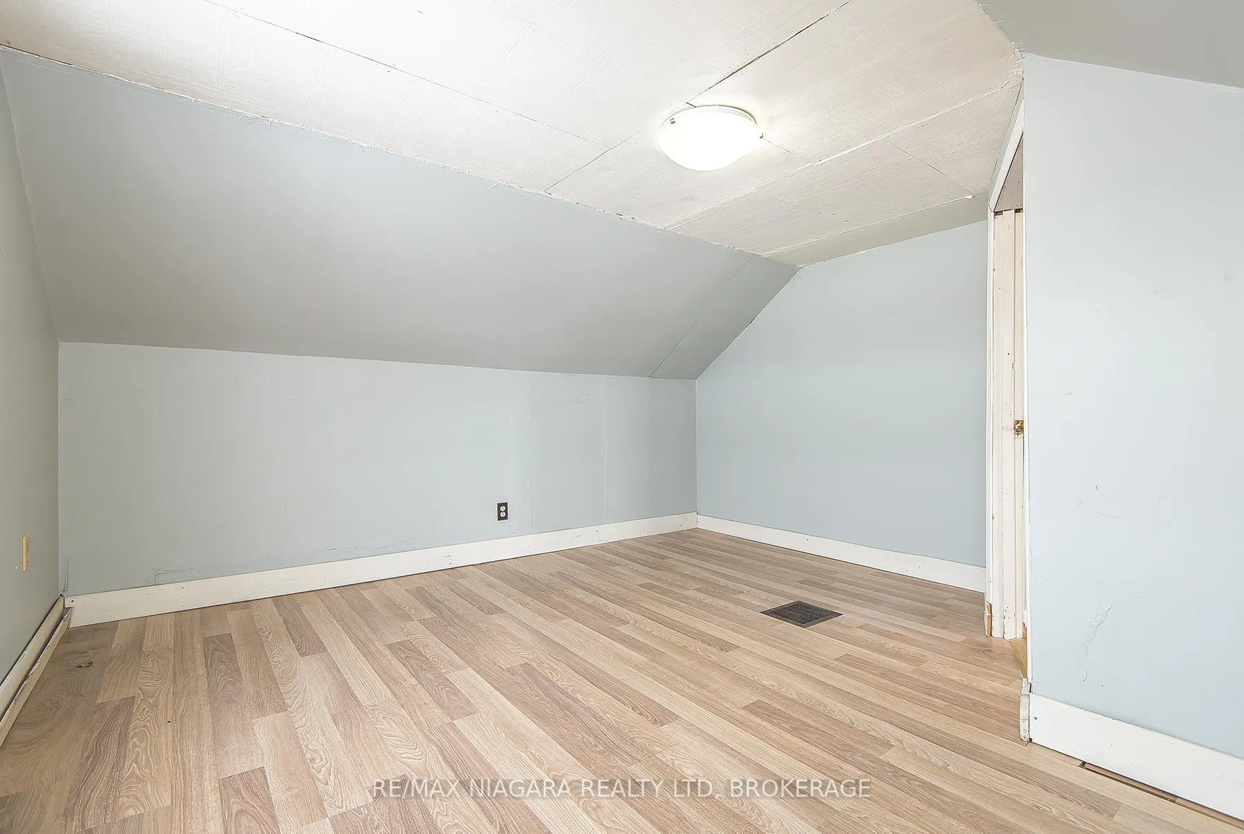 Photo 19 of 567 Killaly Street, Port Colborne, Killaly East — HOMEH