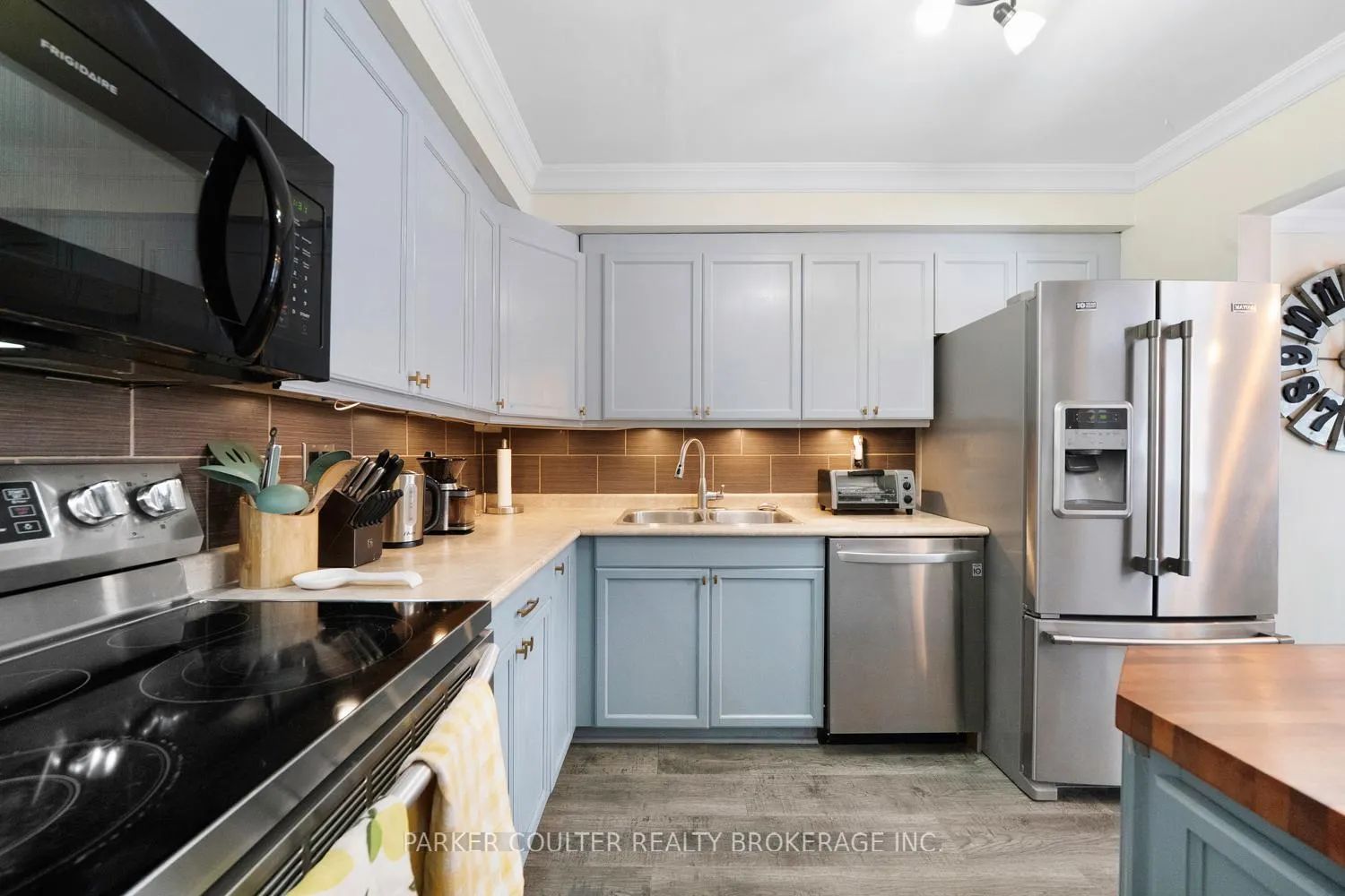 Photo 12 of 69 Burns Circle, Barrie, Letitia Heights — HOMEH