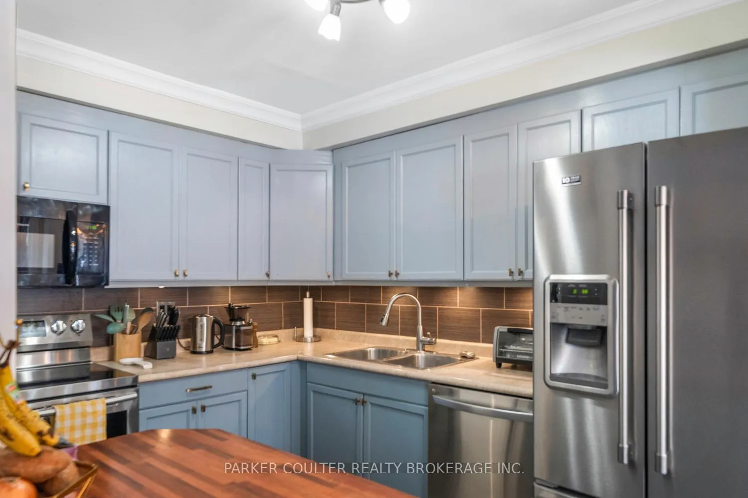 Photo 13 of 69 Burns Circle, Barrie, Letitia Heights — HOMEH
