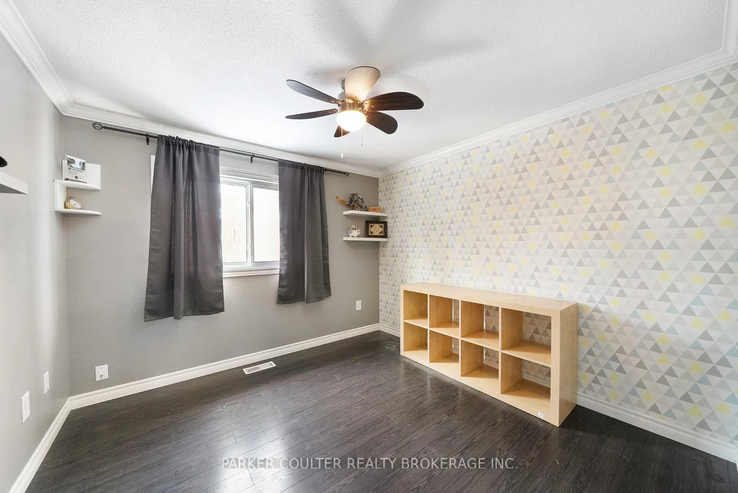 Photo 16 of 69 Burns Circle, Barrie, Letitia Heights — HOMEH