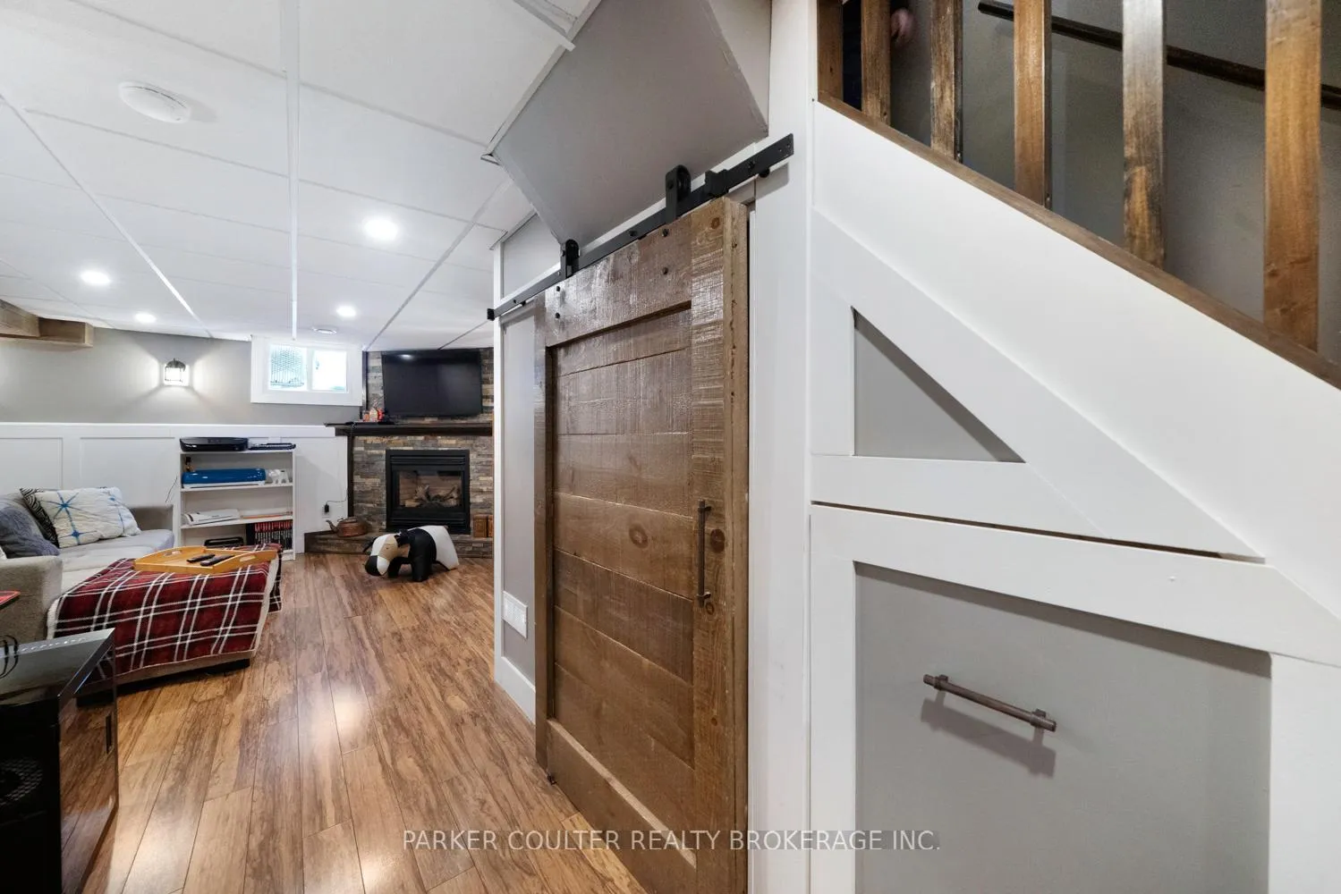 Photo 22 of 69 Burns Circle, Barrie, Letitia Heights — HOMEH