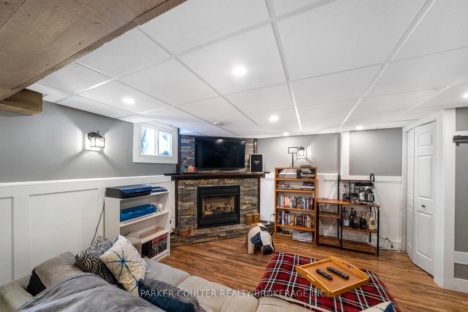 Photo 24 of 69 Burns Circle, Barrie, Letitia Heights — HOMEH