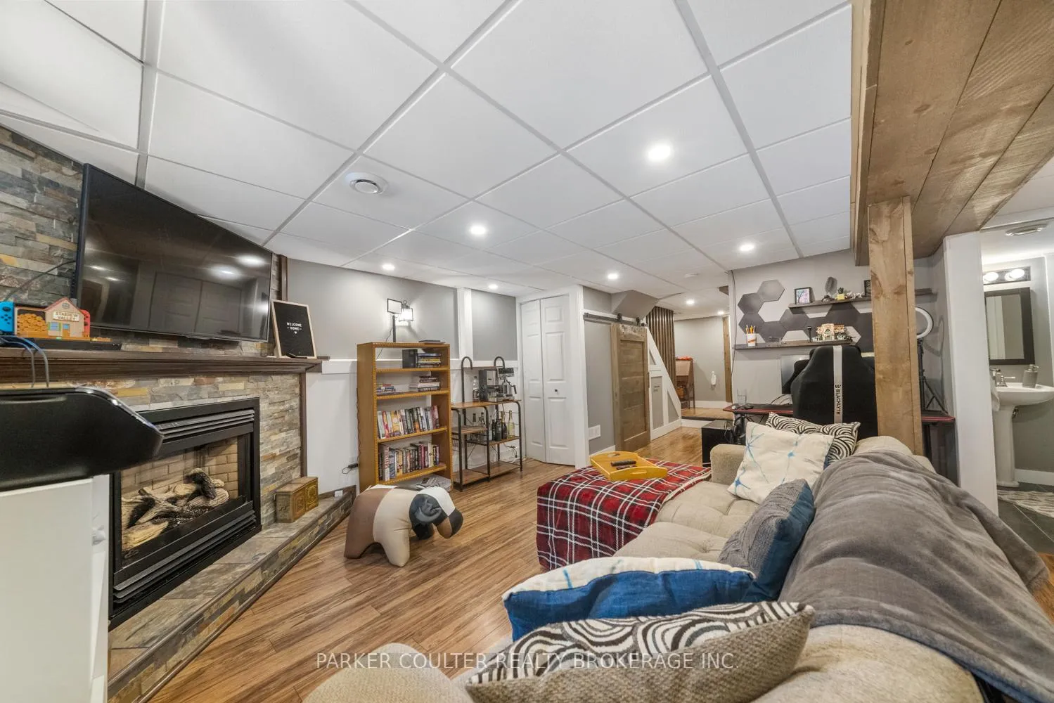 Photo 25 of 69 Burns Circle, Barrie, Letitia Heights — HOMEH