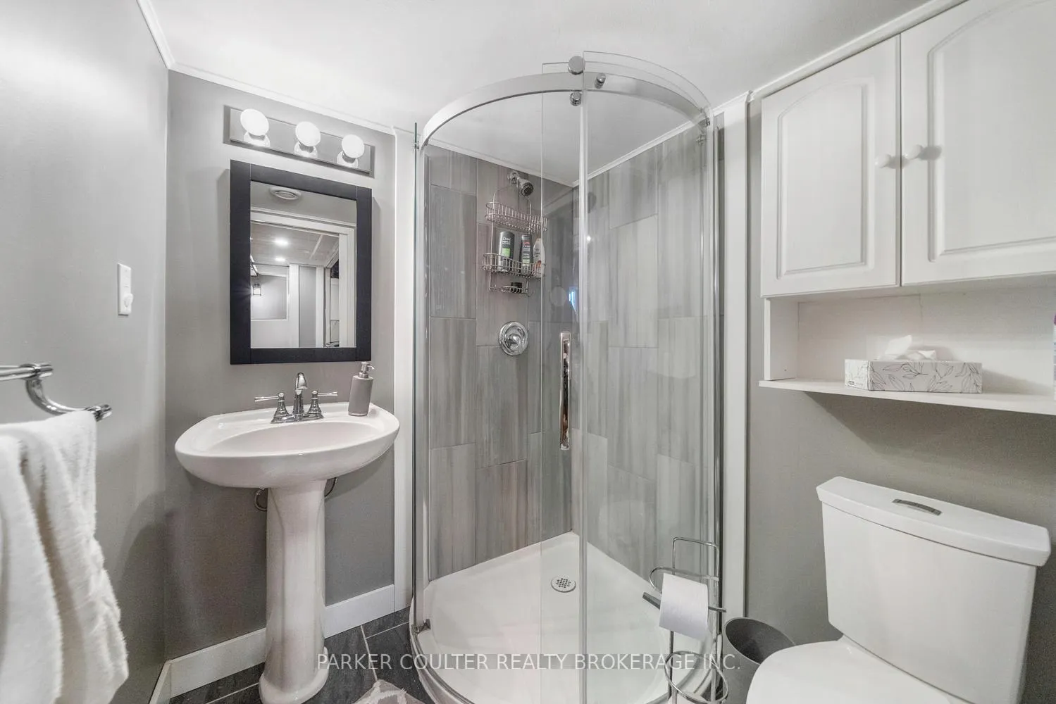 Photo 26 of 69 Burns Circle, Barrie, Letitia Heights — HOMEH