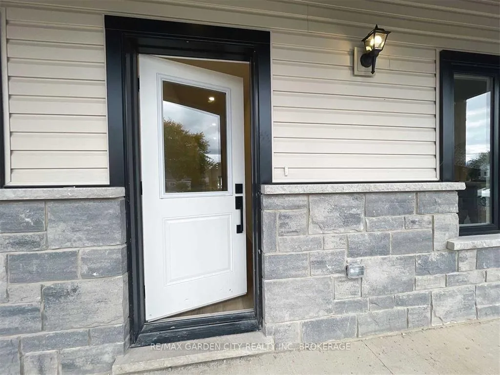 Photo 3 of Unit 2-UPPER LEVEL, 13 Valley Road, St. Catharines, Western Hill — HOMEH