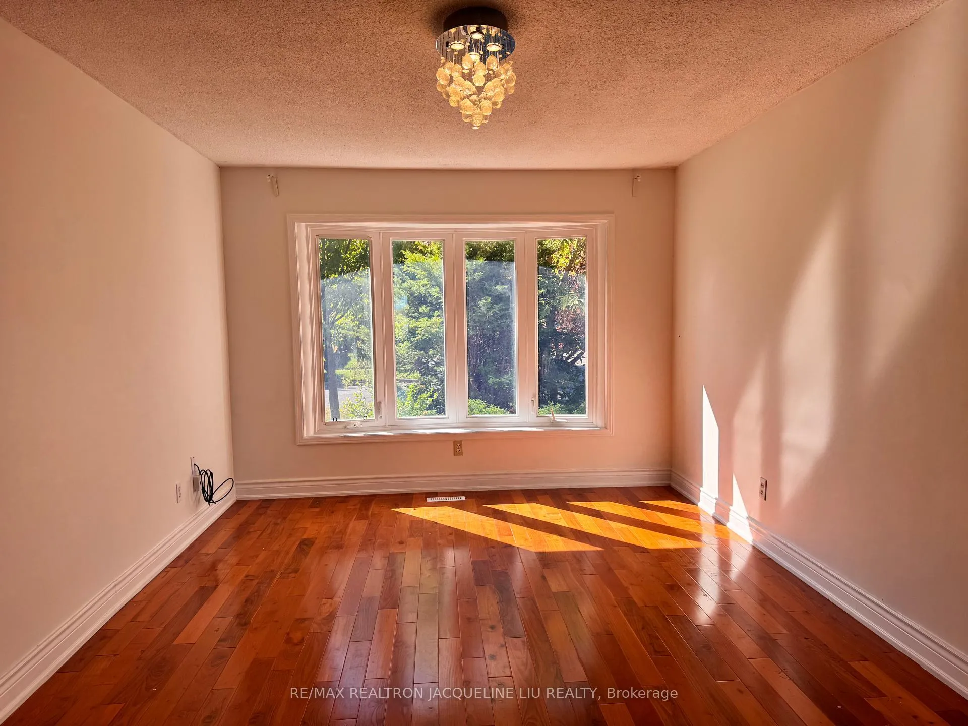Photo 5 of 45 Breckonwood Crescent, Markham, Aileen-Willowbrook — HOMEH