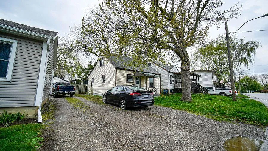 Photo 2 of 19 Montgomery Drive, Chatham-Kent, Wallaceburg — HOMEH