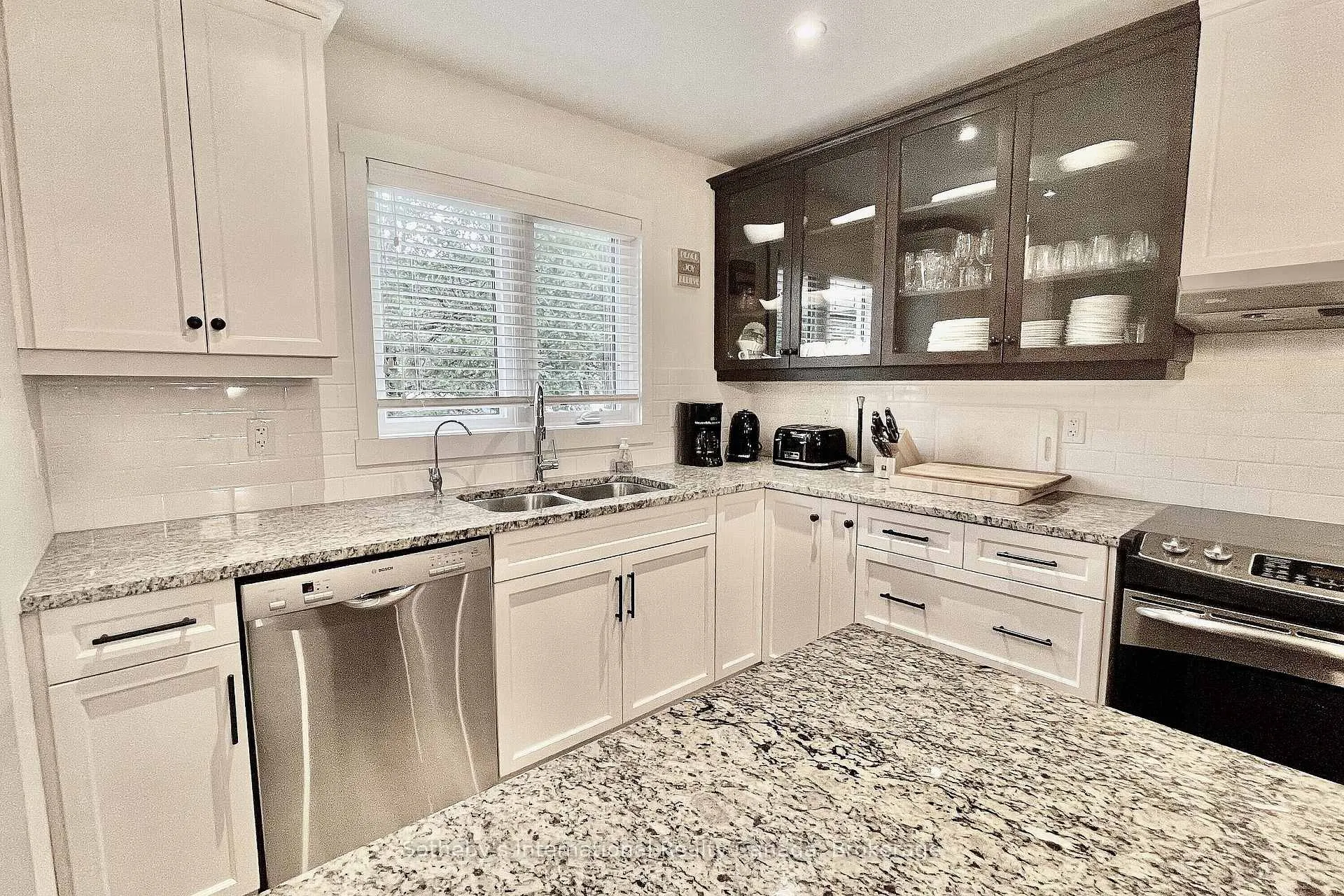 Photo 4 of 571 Oxbow Crescent, Collingwood — HOMEH