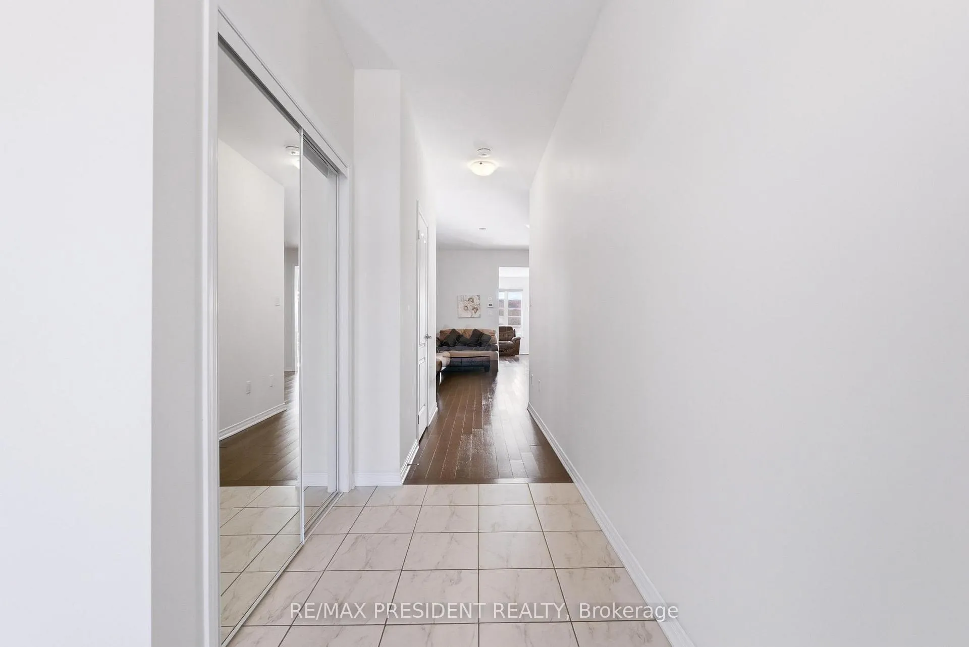 Photo 5 of 12 Midhurst Heights, Hamilton, Stoney Creek — HOMEH