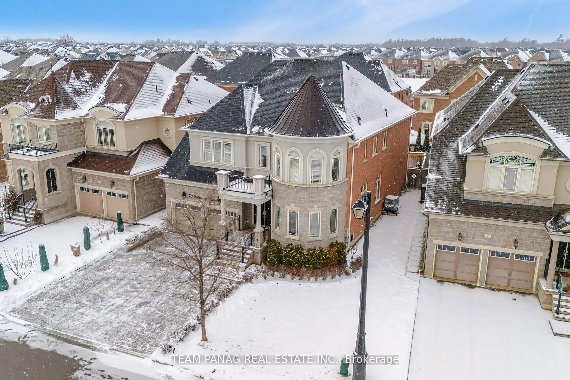 Photo 4 of 76 Balderson Drive, Vaughan, Kleinburg — HOMEH