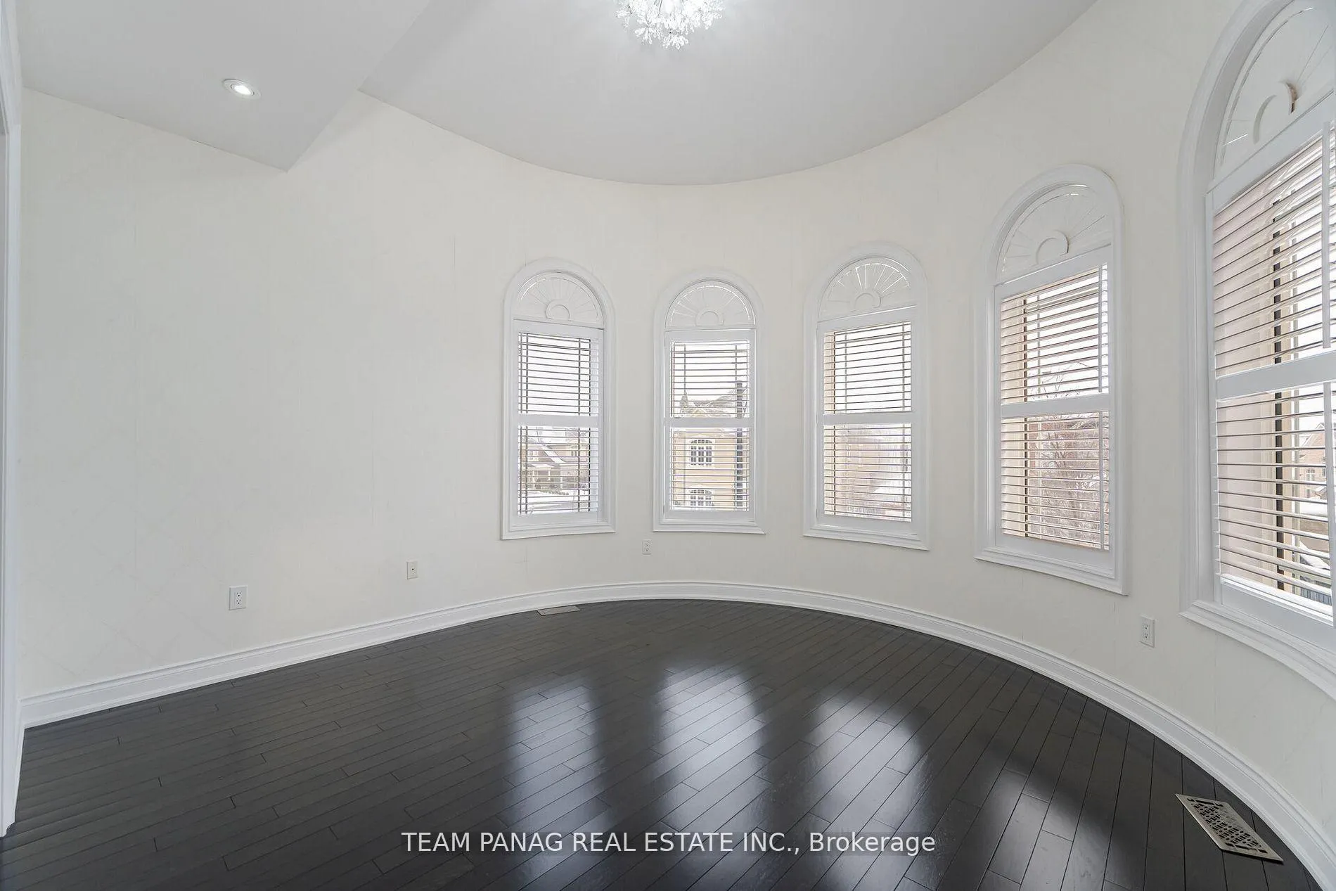 Photo 35 of 76 Balderson Drive, Vaughan, Kleinburg — HOMEH