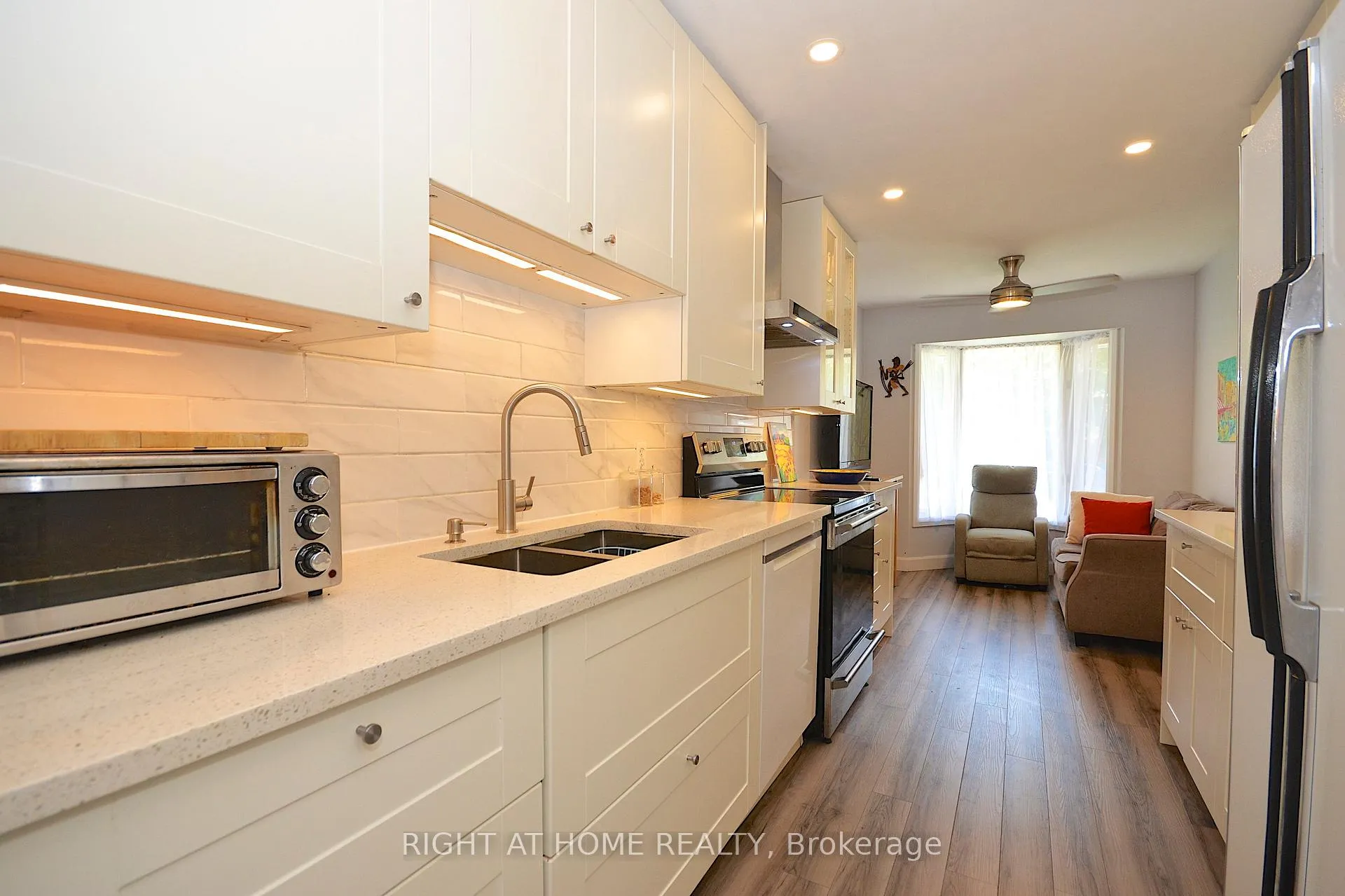 Photo 4 of 77 Winchester Drive, Ottawa, Kanata - Glencairn/Hazeldean — HOMEH