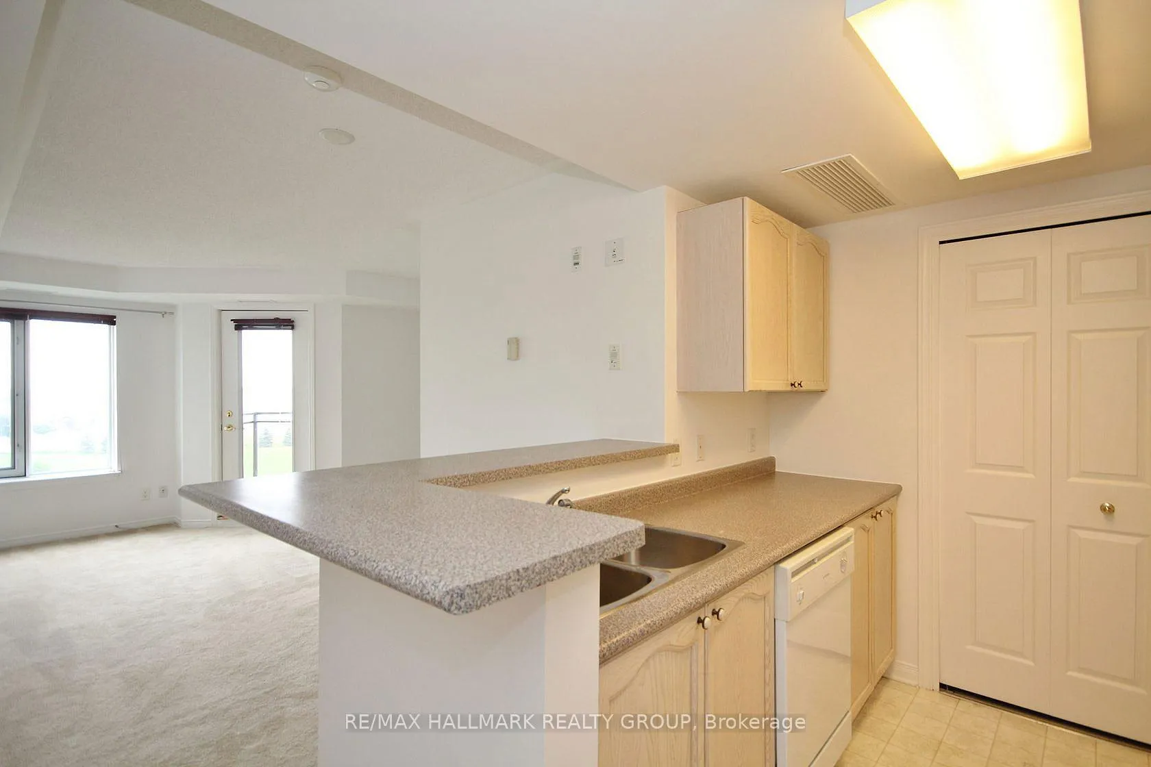 Photo 7 of Unit 5G, 310 Central Park Drive, Ottawa, Central Park — HOMEH