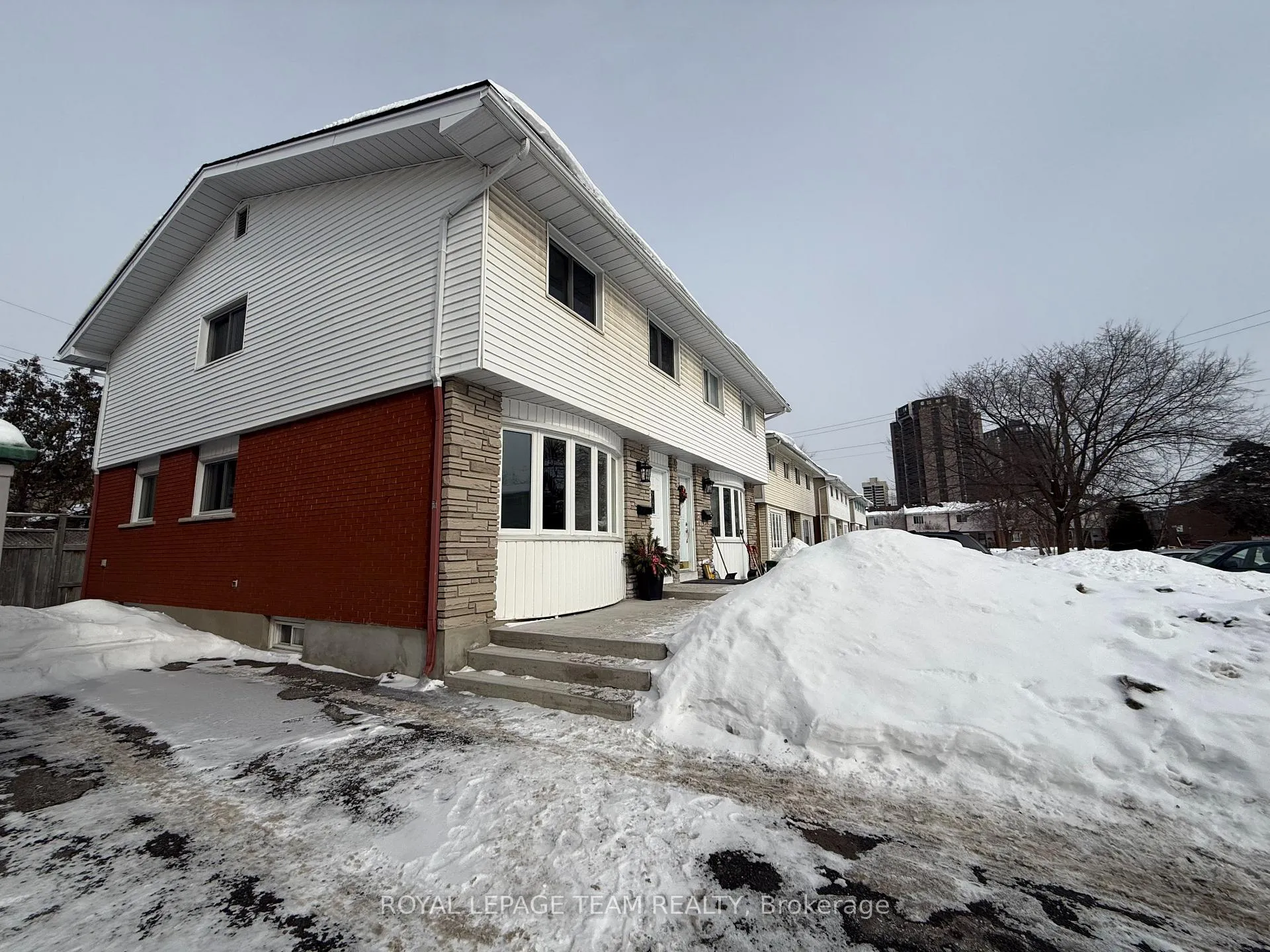Front of 973 Eiffel Avenue