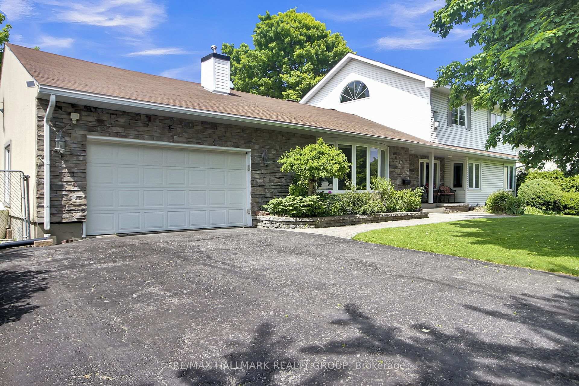 Photo 2 of 27 Savuto Way, Ottawa, Meadowlands/Crestview — HOMEH
