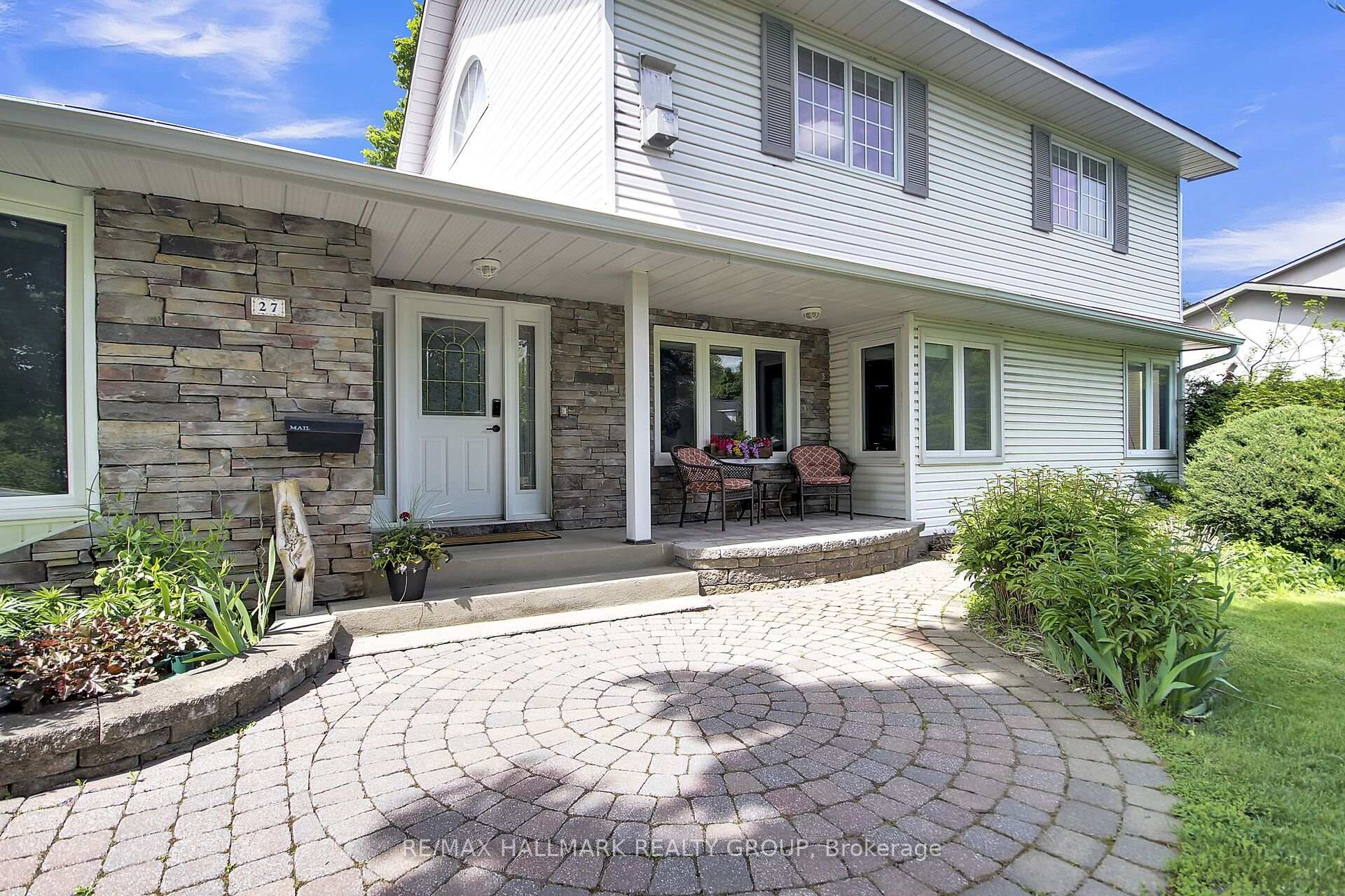 Photo 3 of 27 Savuto Way, Ottawa, Meadowlands/Crestview — HOMEH