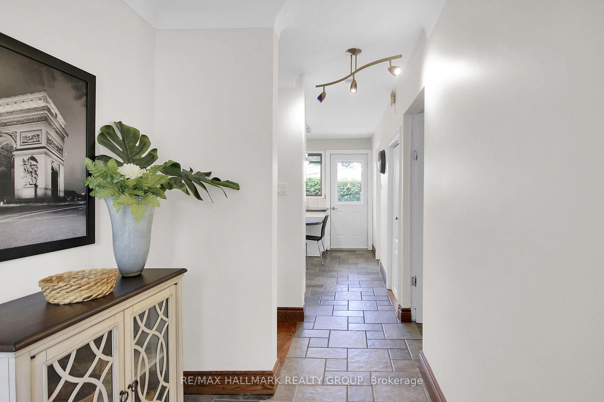 Photo 4 of 27 Savuto Way, Ottawa, Meadowlands/Crestview — HOMEH
