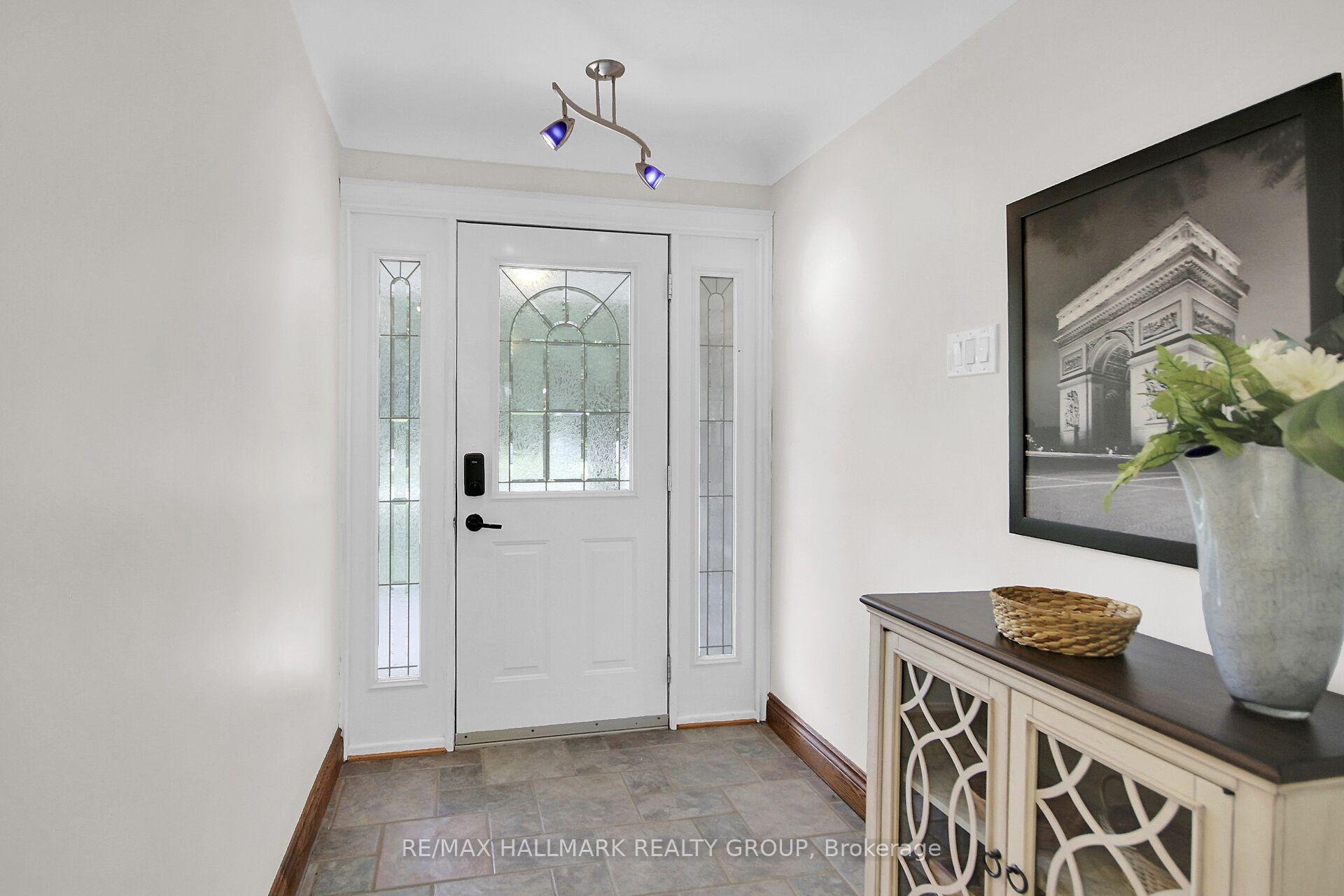 Photo 5 of 27 Savuto Way, Ottawa, Meadowlands/Crestview — HOMEH