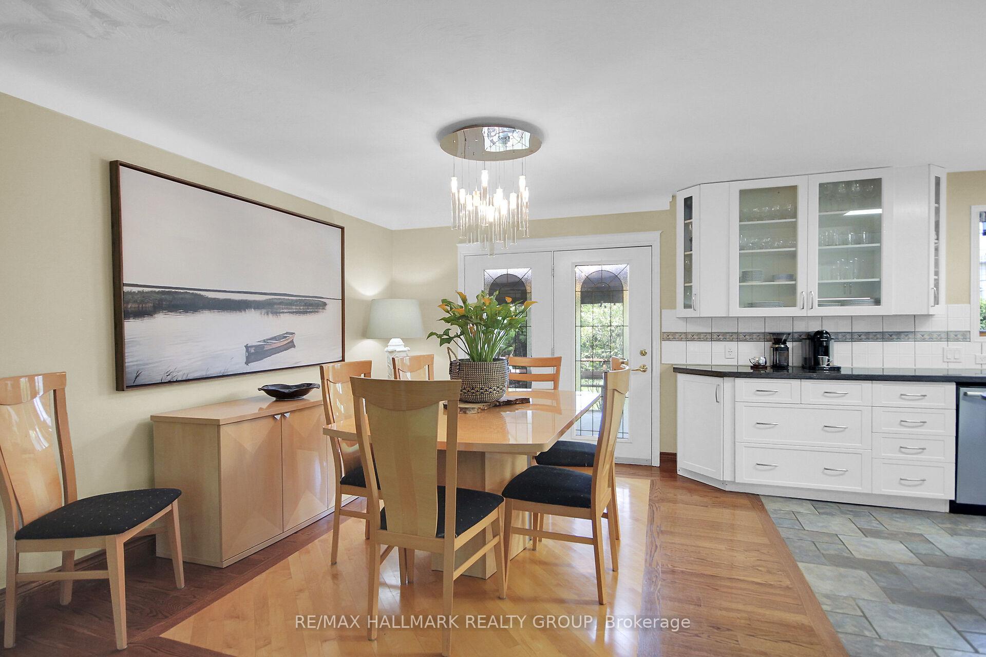 Photo 10 of 27 Savuto Way, Ottawa, Meadowlands/Crestview — HOMEH