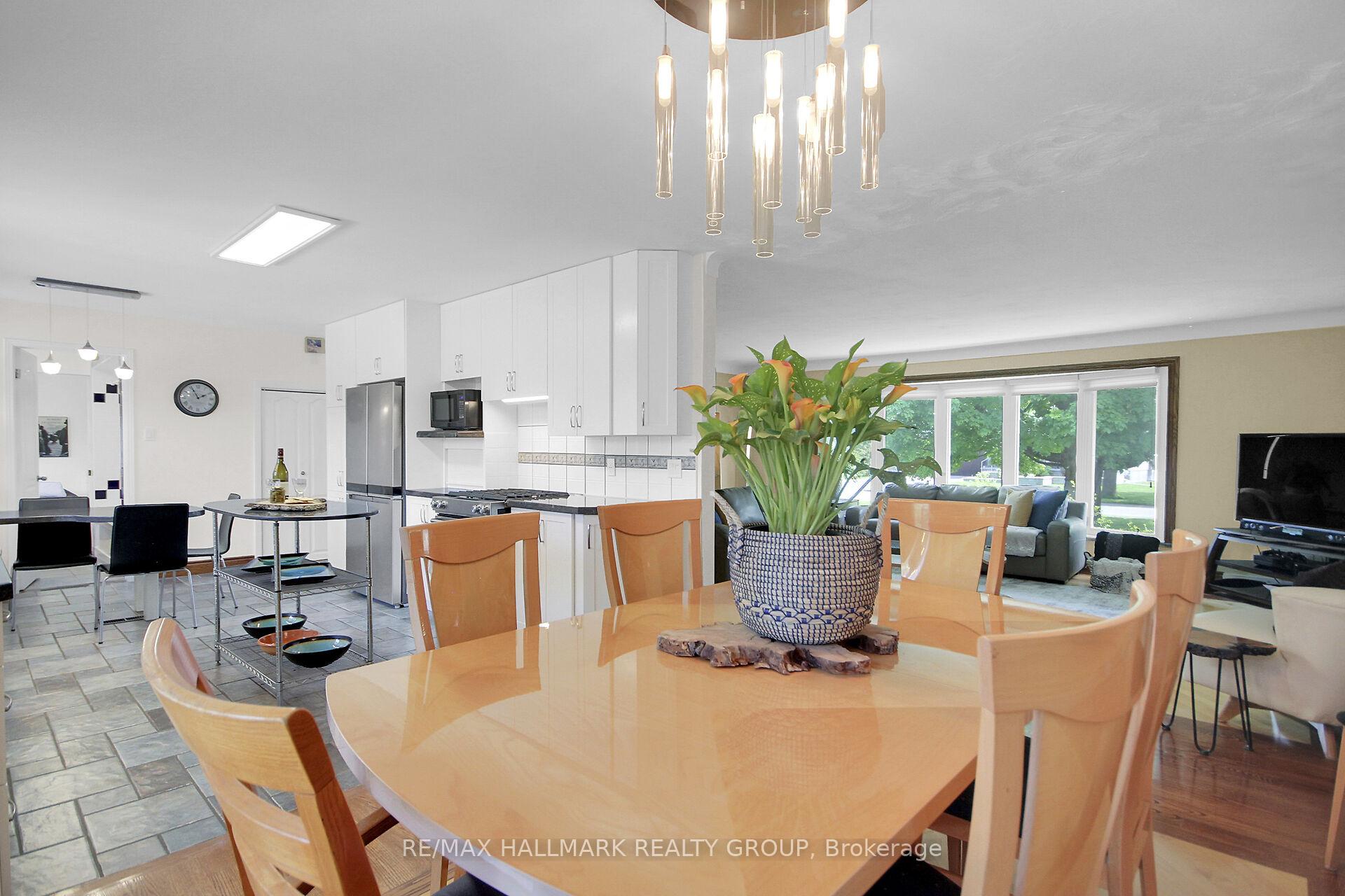 Photo 12 of 27 Savuto Way, Ottawa, Meadowlands/Crestview — HOMEH