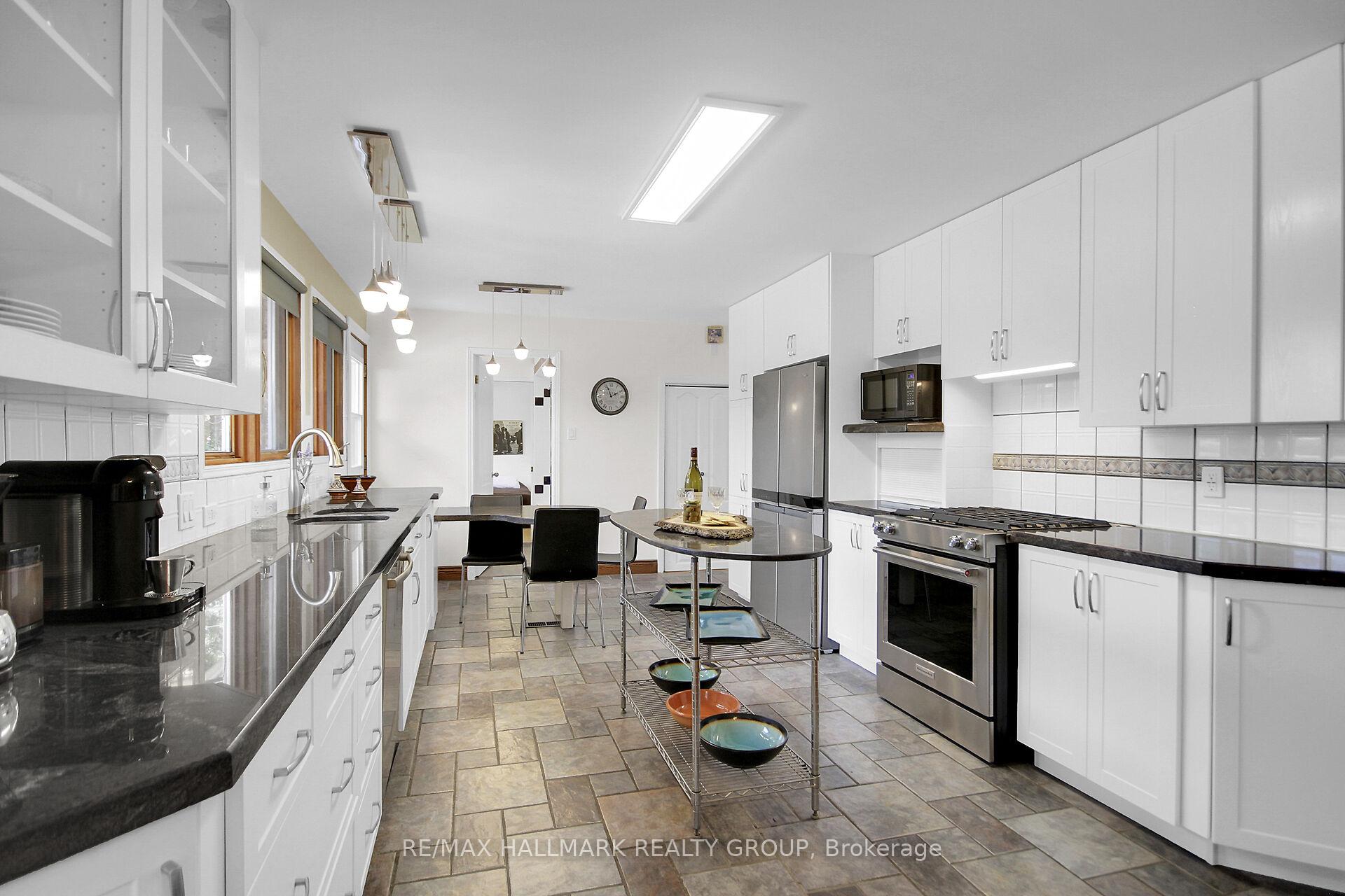 Photo 13 of 27 Savuto Way, Ottawa, Meadowlands/Crestview — HOMEH