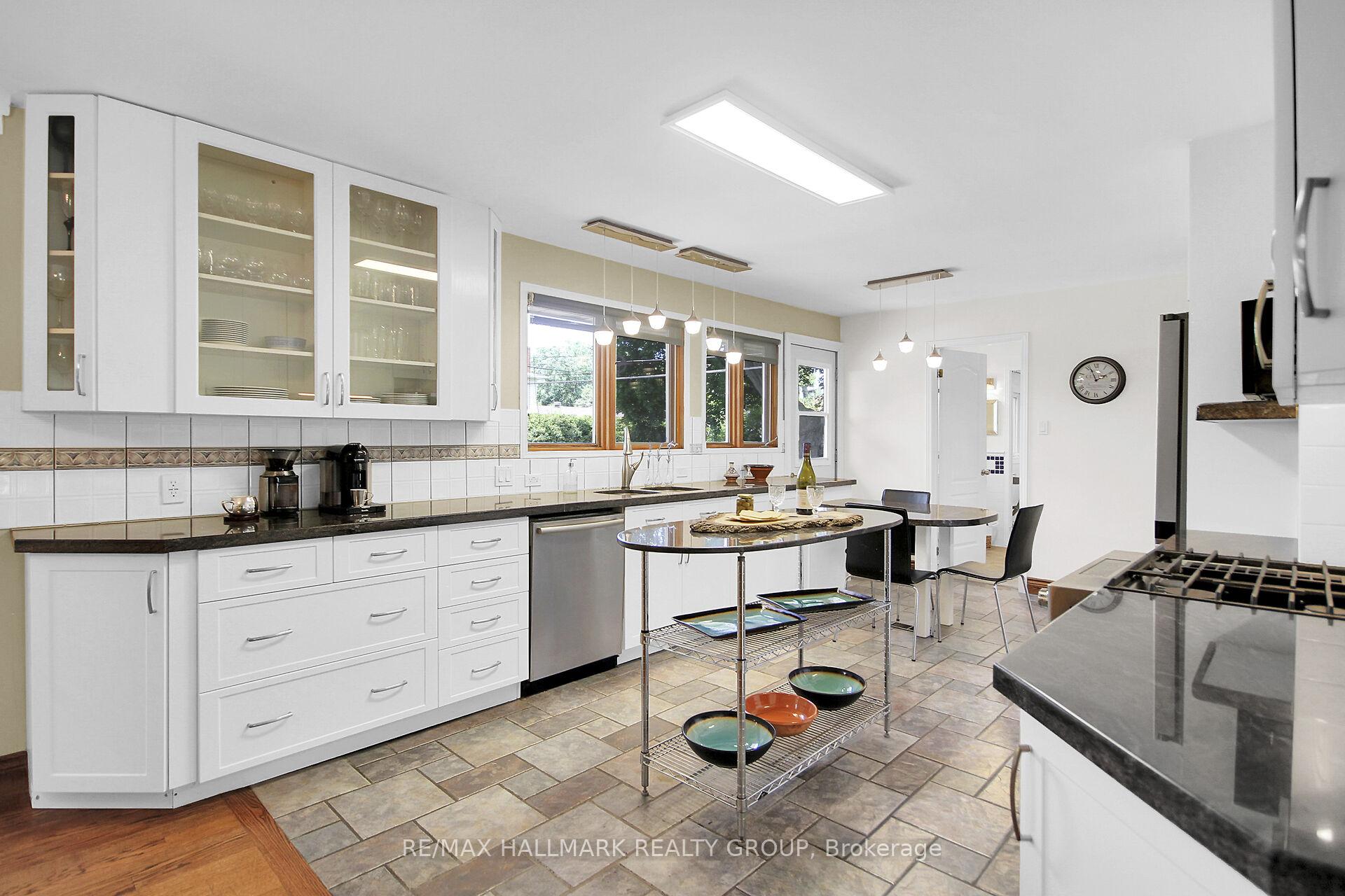 Photo 14 of 27 Savuto Way, Ottawa, Meadowlands/Crestview — HOMEH