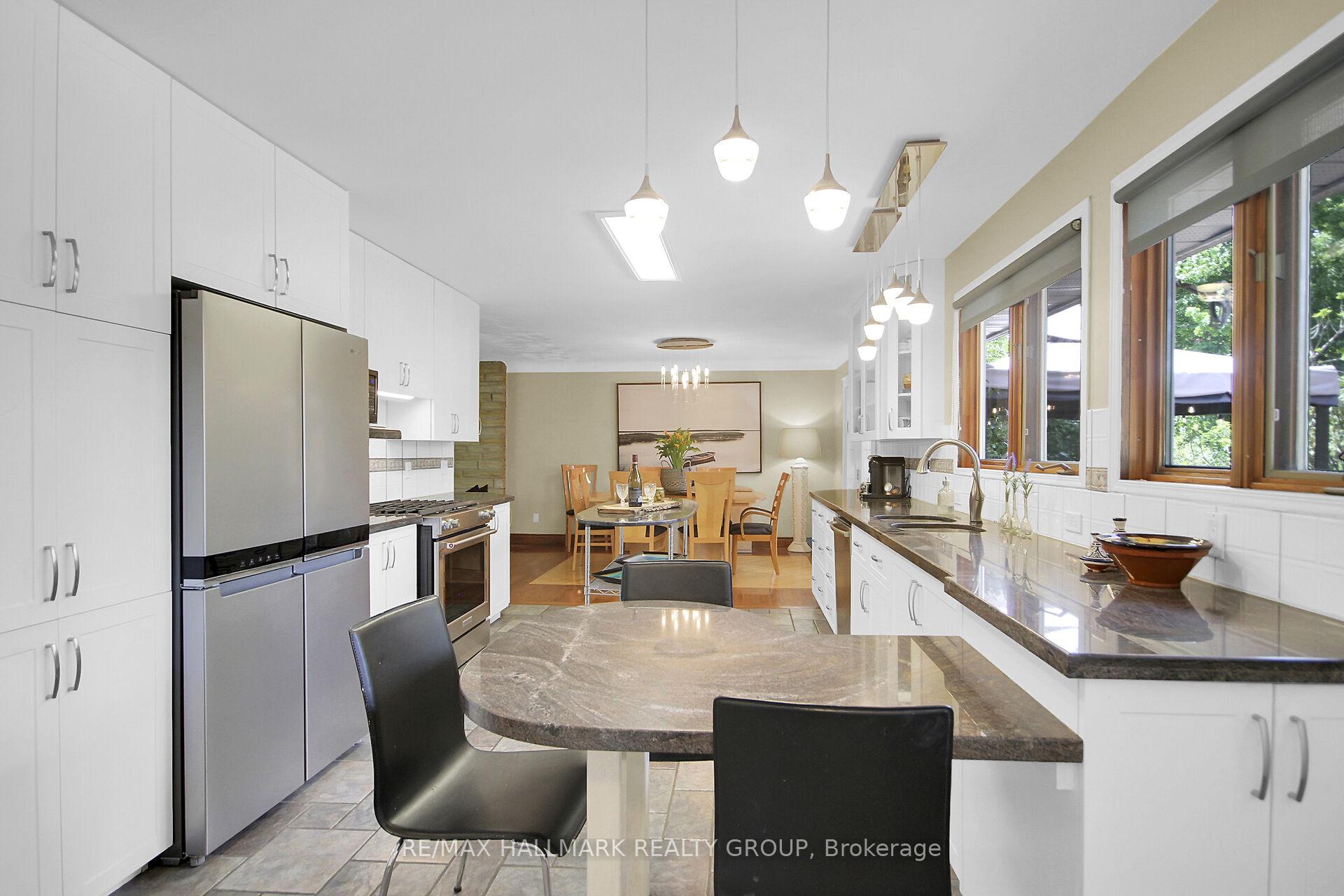 Photo 15 of 27 Savuto Way, Ottawa, Meadowlands/Crestview — HOMEH