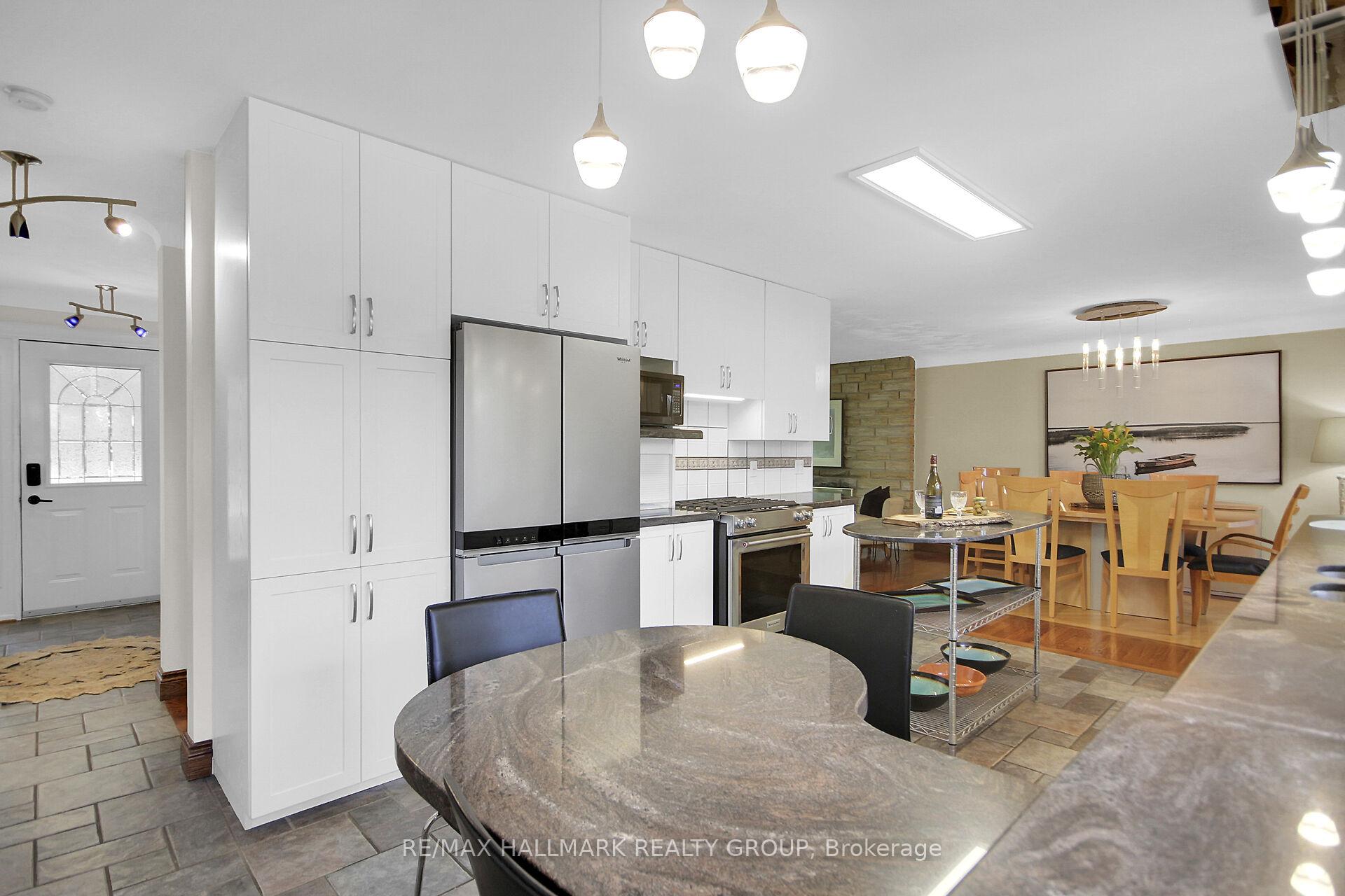 Photo 16 of 27 Savuto Way, Ottawa, Meadowlands/Crestview — HOMEH