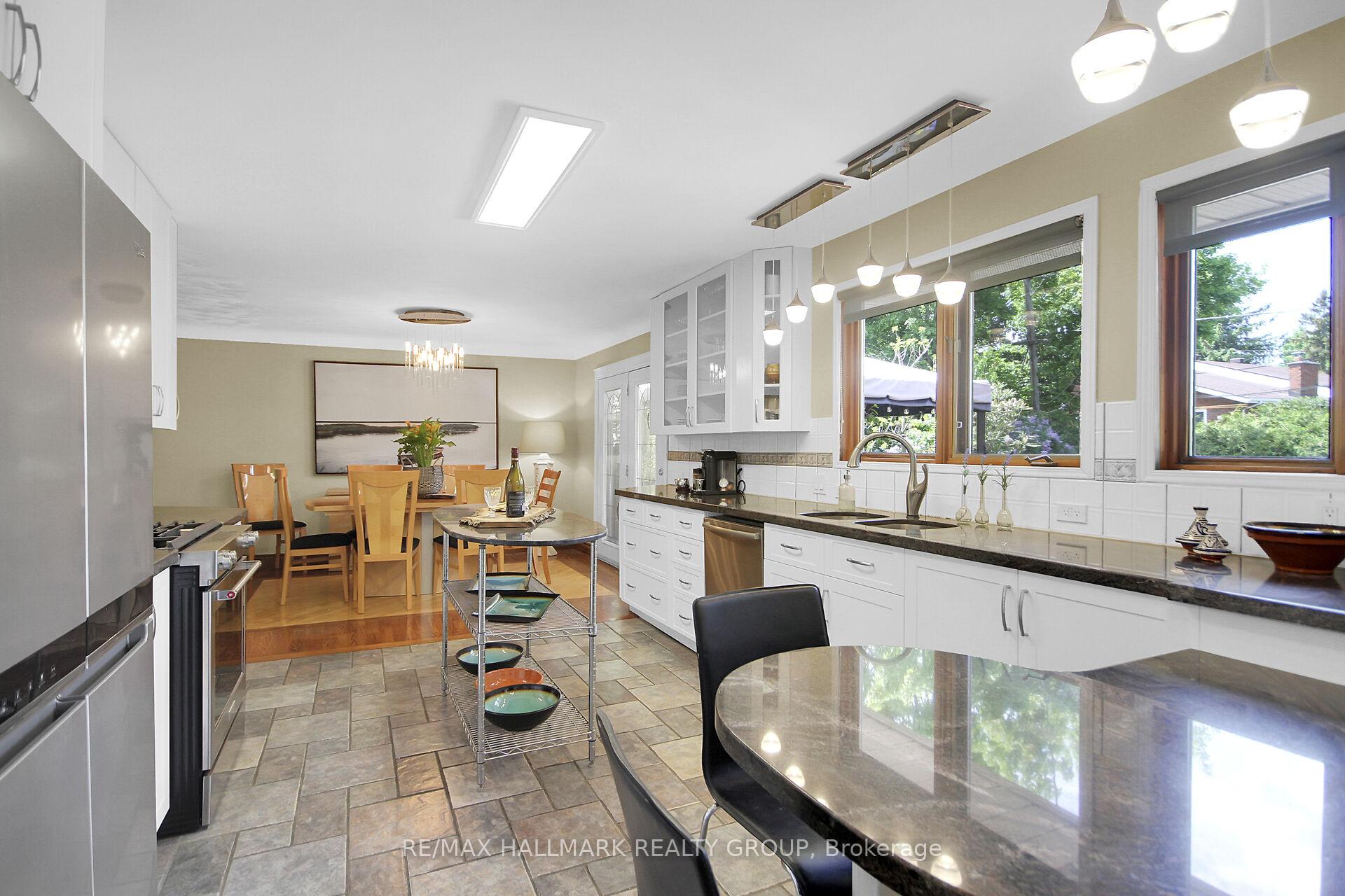 Photo 17 of 27 Savuto Way, Ottawa, Meadowlands/Crestview — HOMEH