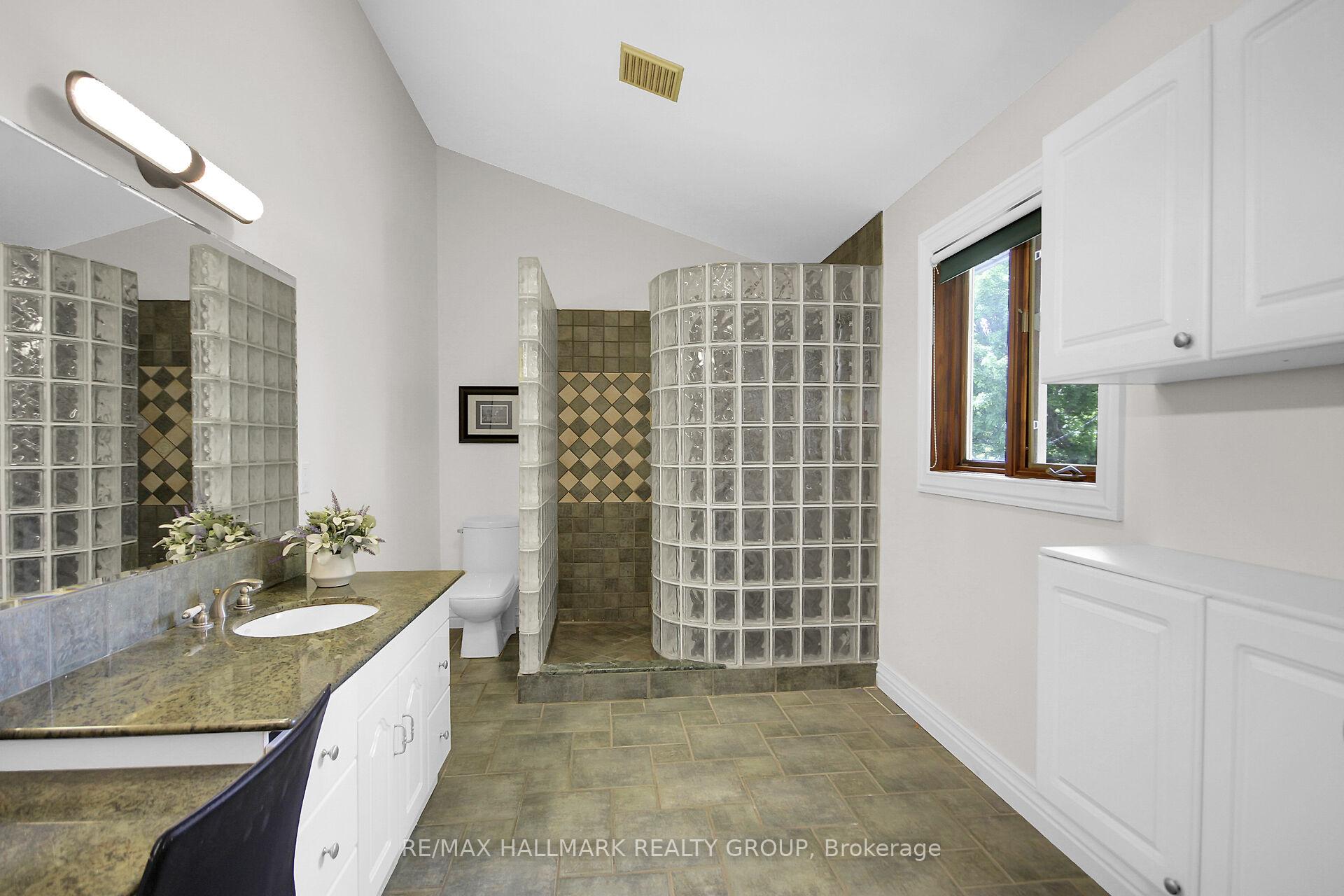 Photo 39 of 27 Savuto Way, Ottawa, Meadowlands/Crestview — HOMEH