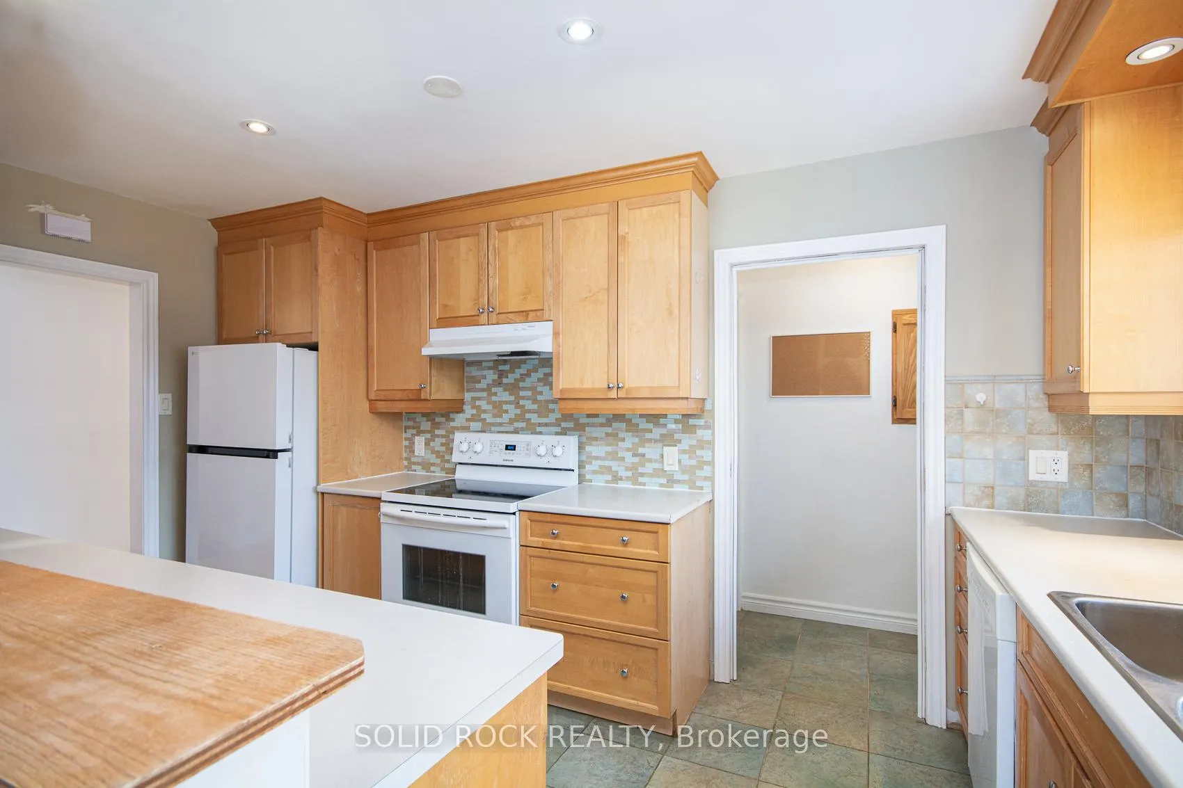 Photo 8 of 2366 Cheshire Road, Ottawa, Parkway Park — HOMEH