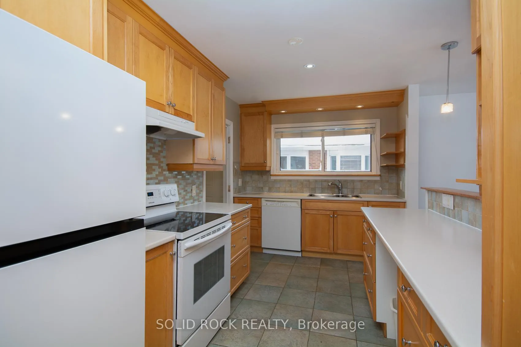 Photo 10 of 2366 Cheshire Road, Ottawa, Parkway Park — HOMEH