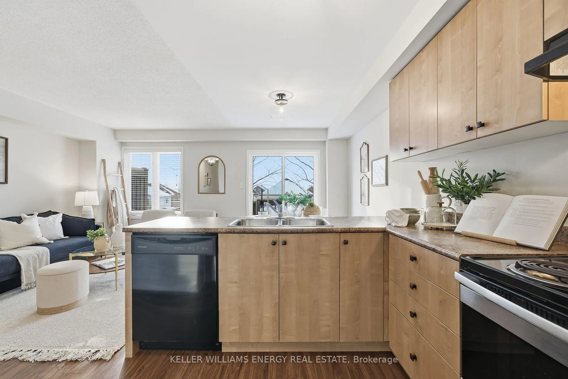 Photo 4 of Unit 23, 1280 Harmony Road N, Oshawa, Pinecrest — HOMEH