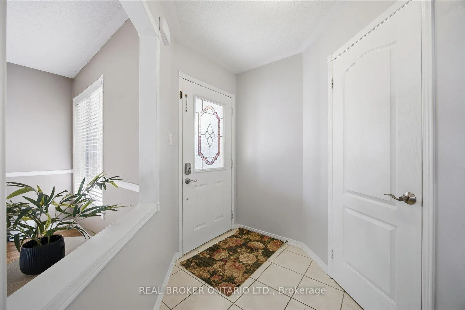 Photo 3 of 61 Aster Crescent, Whitby, Brooklin — HOMEH