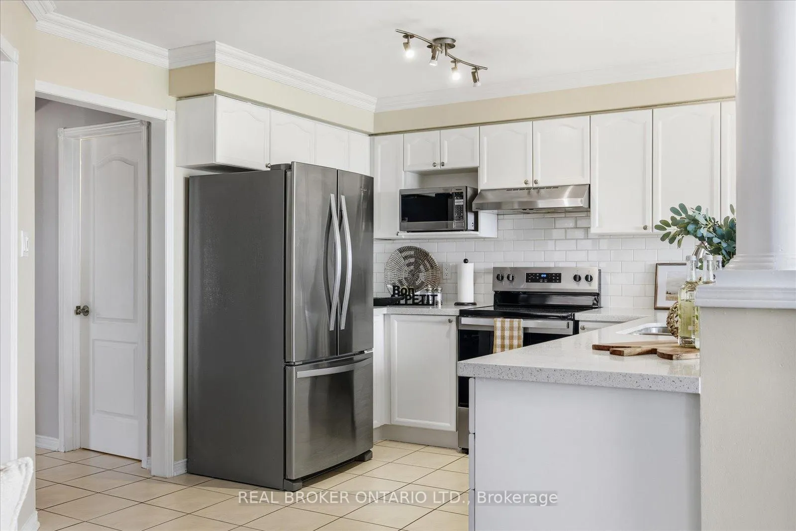 Photo 9 of 61 Aster Crescent, Whitby, Brooklin — HOMEH