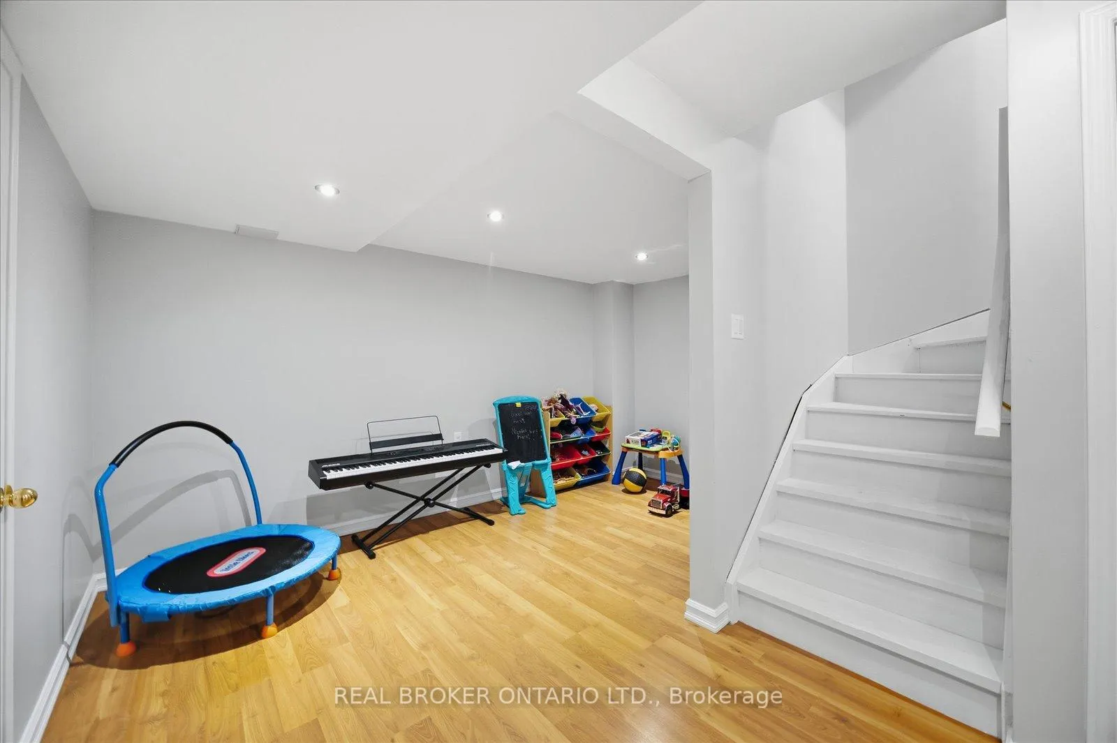 Photo 40 of 61 Aster Crescent, Whitby, Brooklin — HOMEH