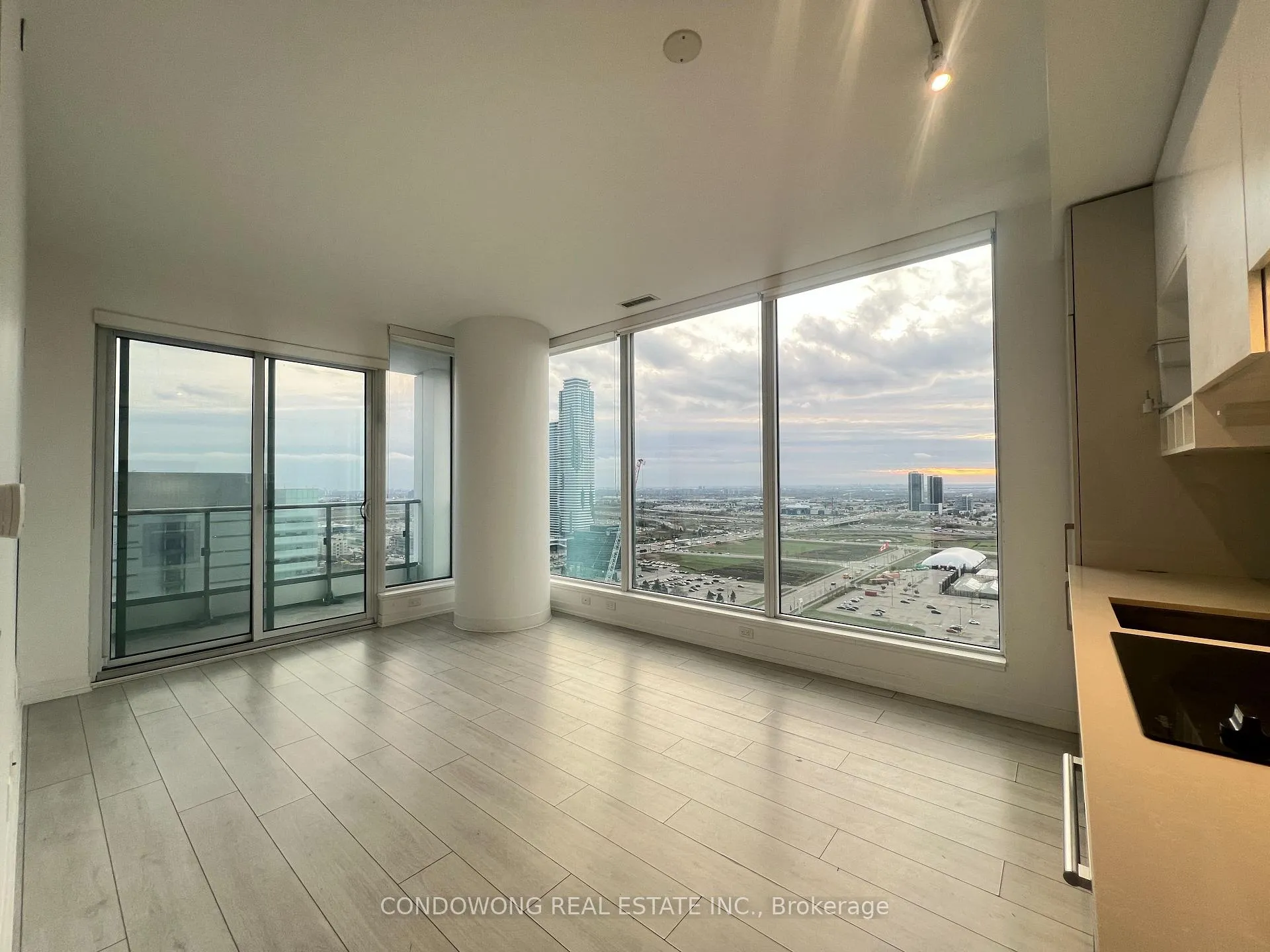 Photo 5 of Unit 2609, 5 Buttermill Avenue, Vaughan, Vaughan Corporate Centre — HOMEH