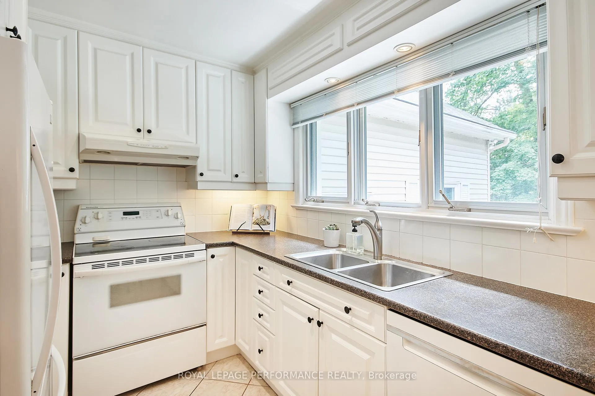 Photo 9 of 364 Cunningham Avenue, Ottawa, Alta Vista/Faircrest Heights — HOMEH