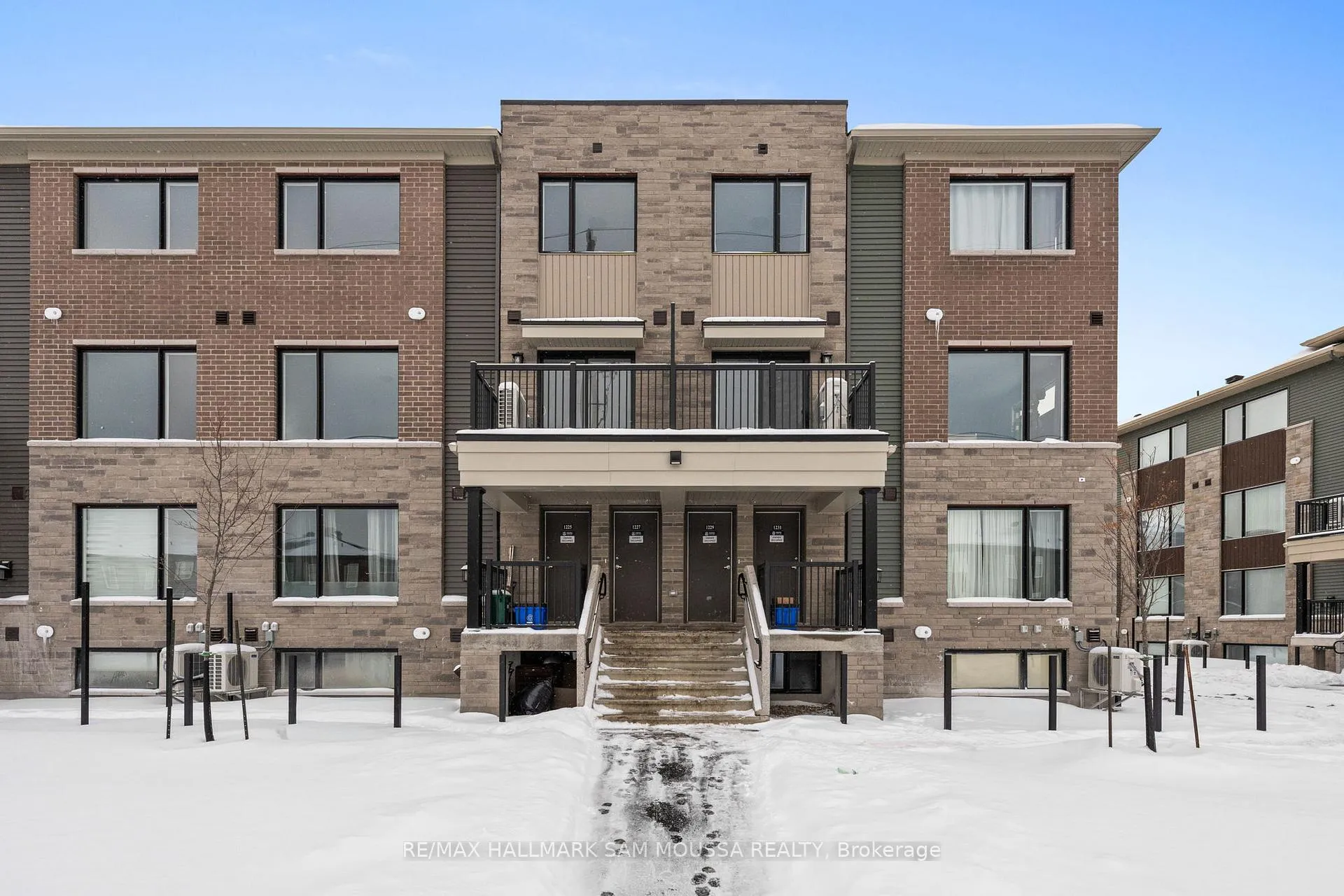 Front of 1227 Creekway Private