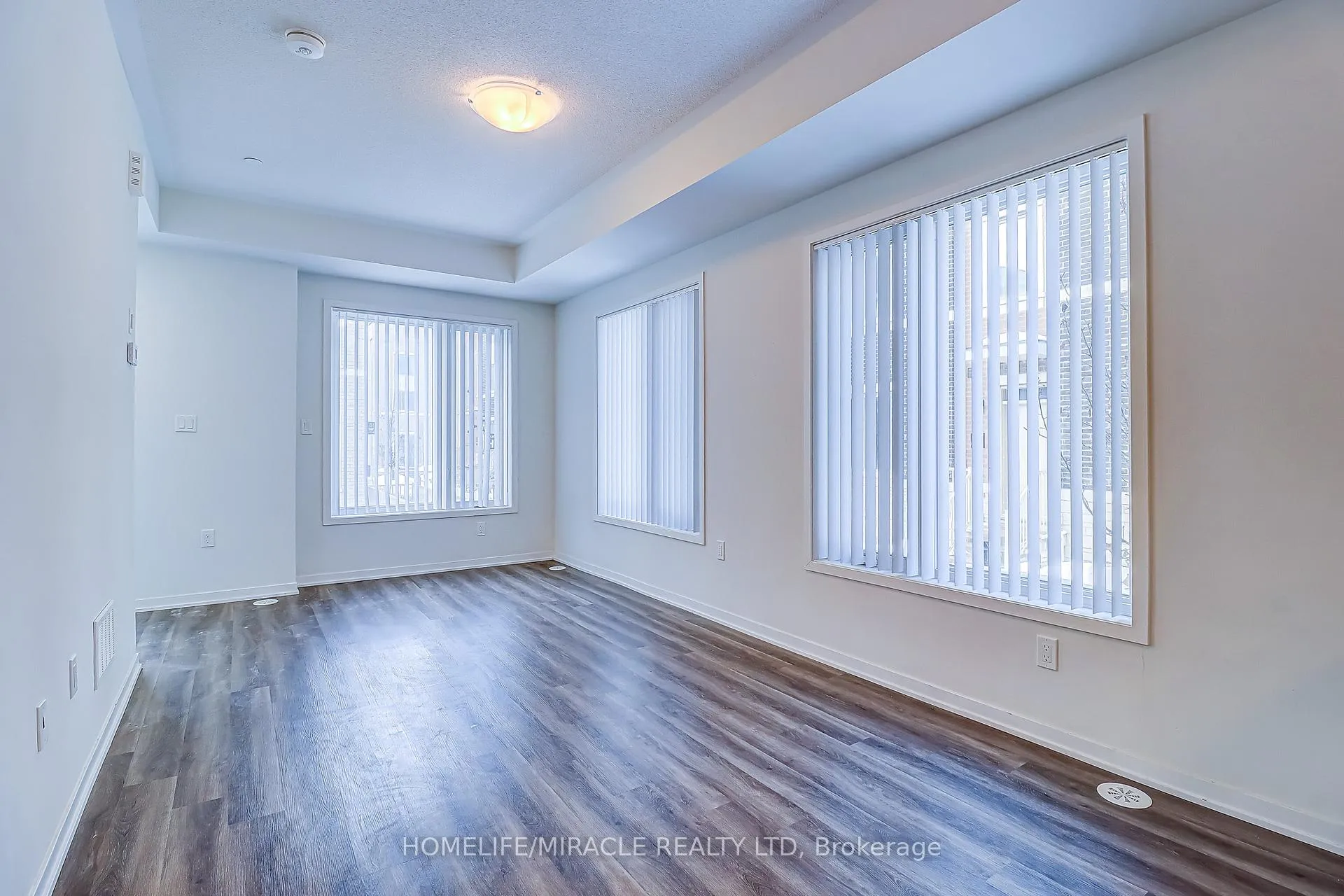 Photo 5 of Unit 185, 141 Honeycrisp Crescent, Vaughan, Vaughan Corporate Centre — HOMEH
