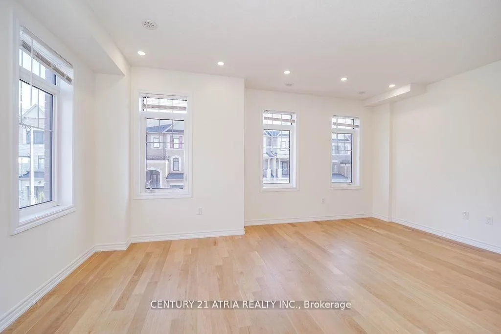 Photo 10 of 34 Isabella Peach Drive, Markham, Victoria Square — HOMEH