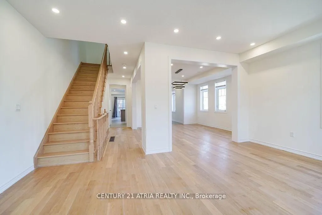 Photo 14 of 34 Isabella Peach Drive, Markham, Victoria Square — HOMEH