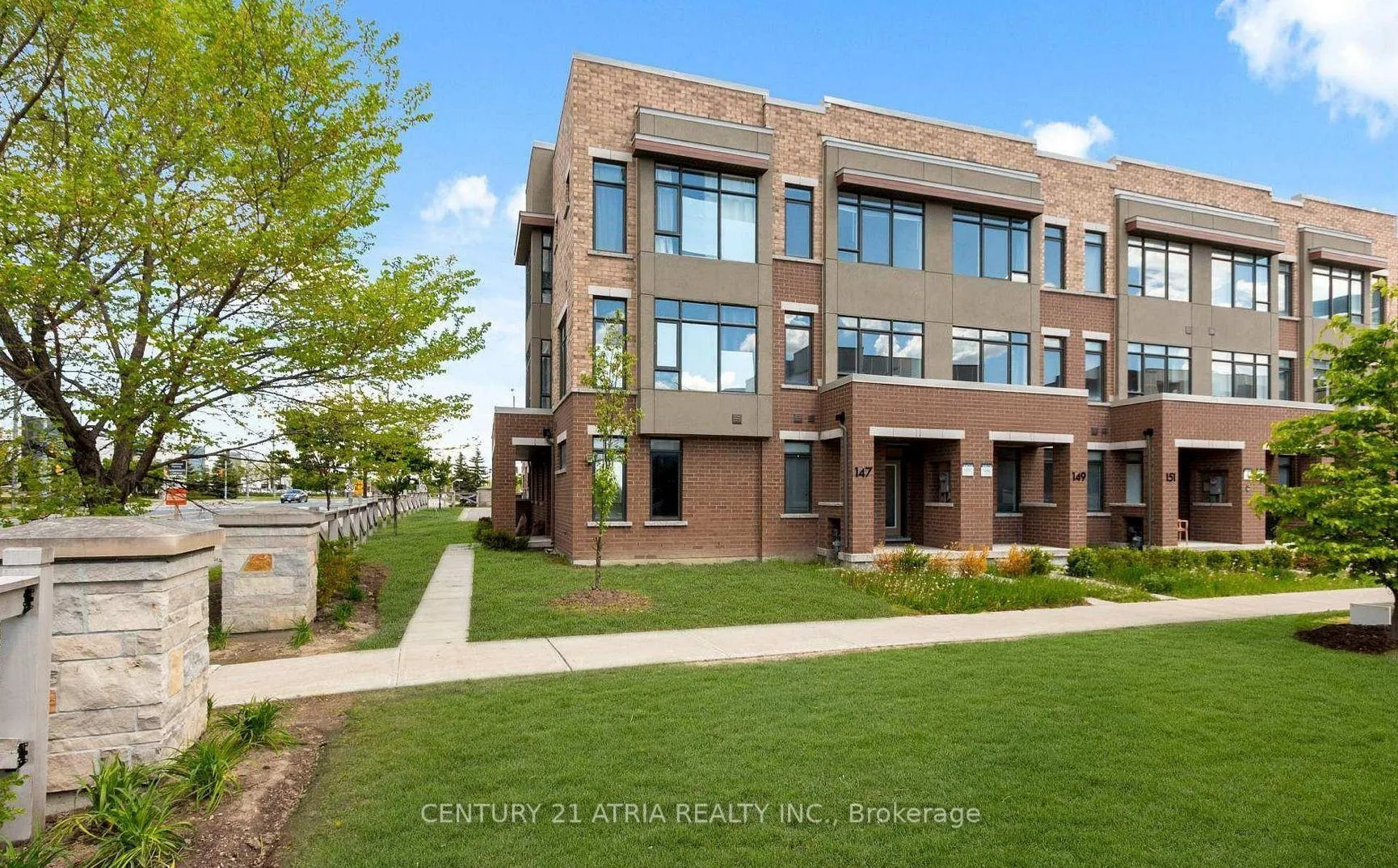 Photo 2 of 147 Salterton Circle, Vaughan, Rural Vaughan — HOMEH