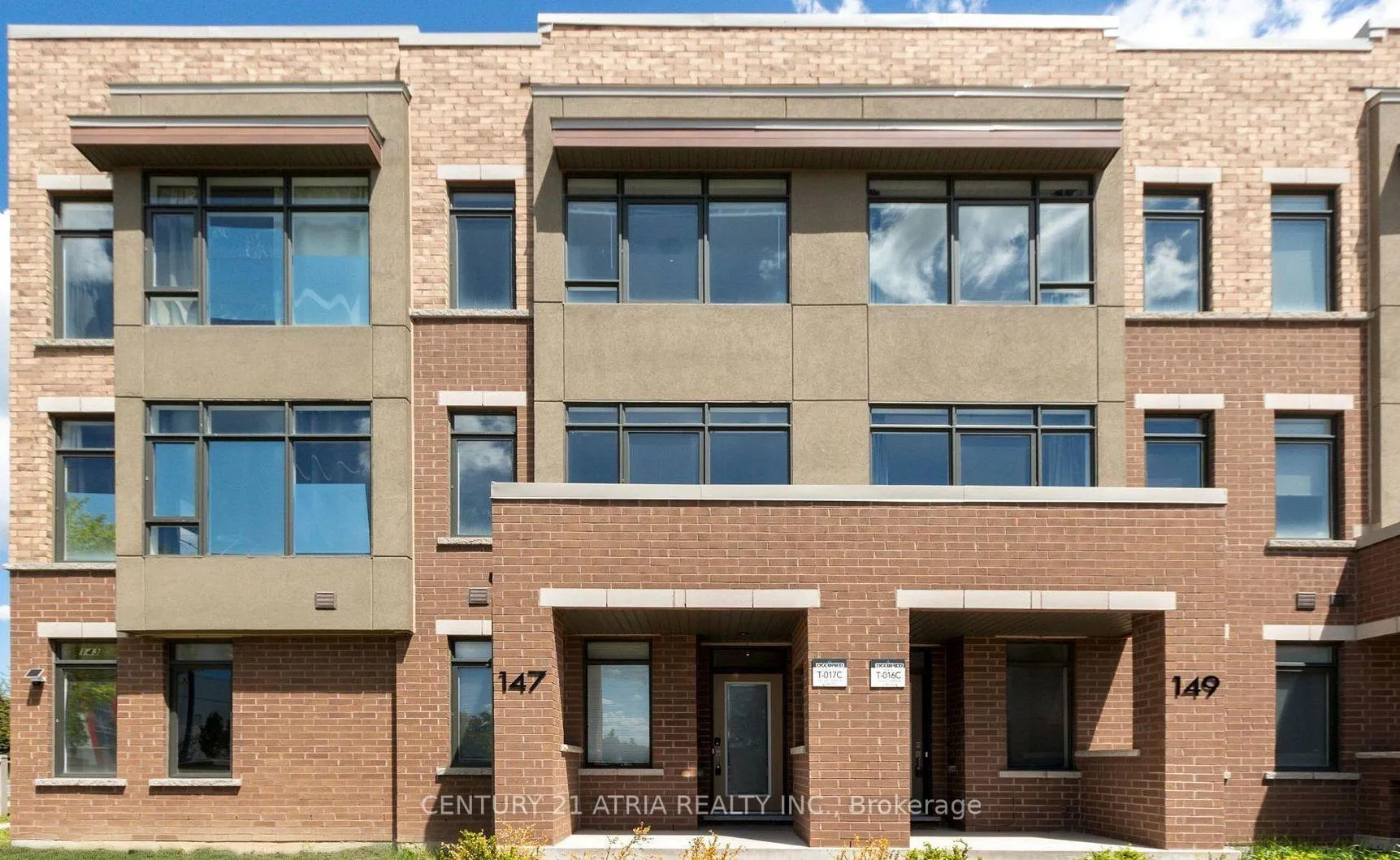 Photo 3 of 147 Salterton Circle, Vaughan, Rural Vaughan — HOMEH