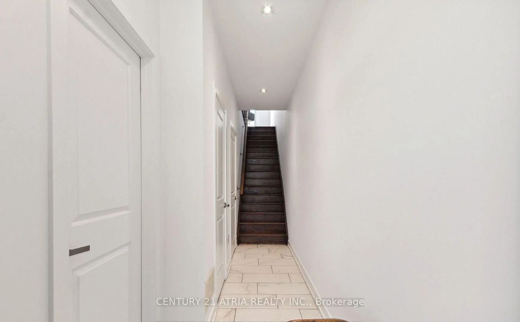 Photo 4 of 147 Salterton Circle, Vaughan, Rural Vaughan — HOMEH