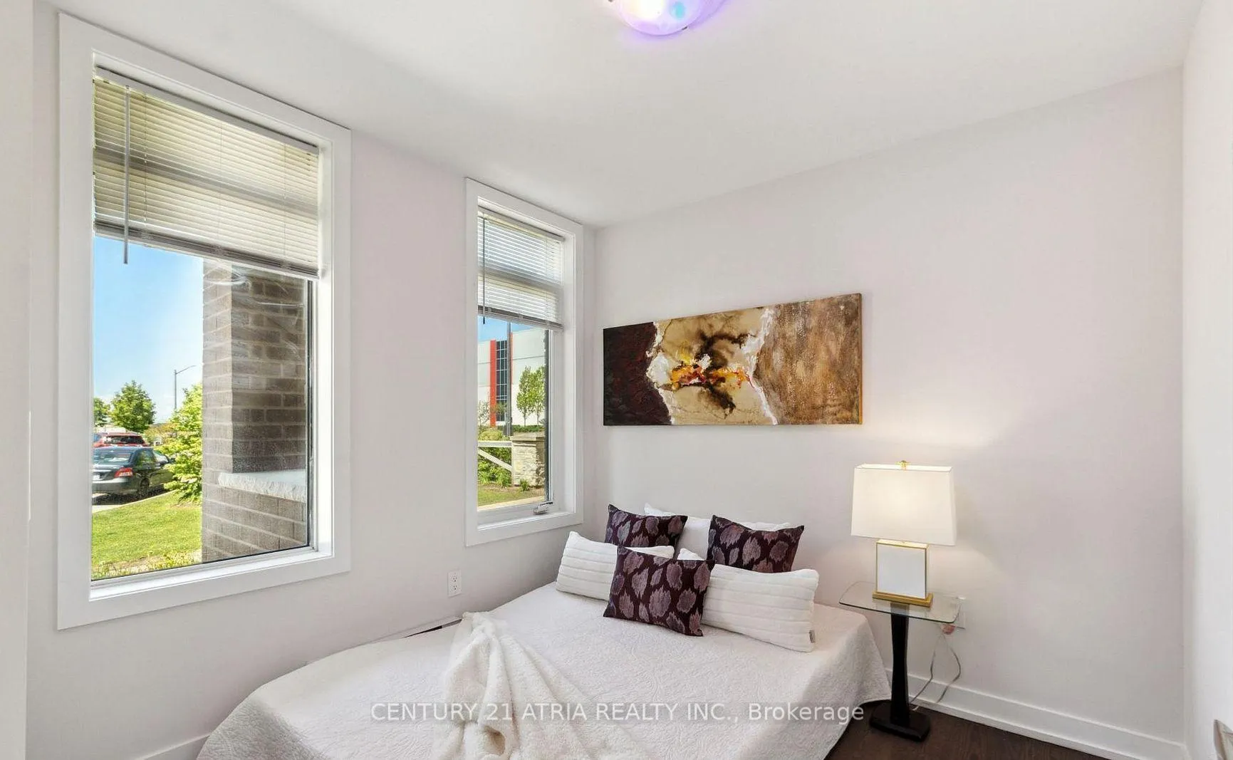 Photo 5 of 147 Salterton Circle, Vaughan, Rural Vaughan — HOMEH