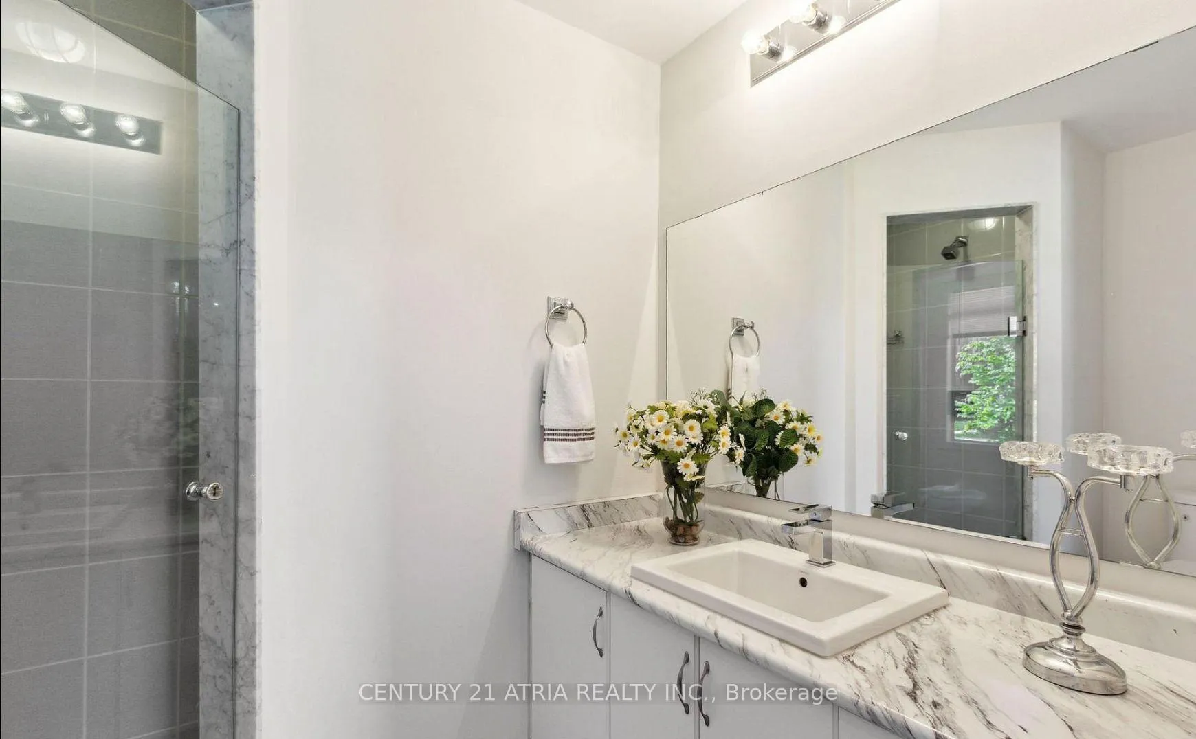 Photo 6 of 147 Salterton Circle, Vaughan, Rural Vaughan — HOMEH