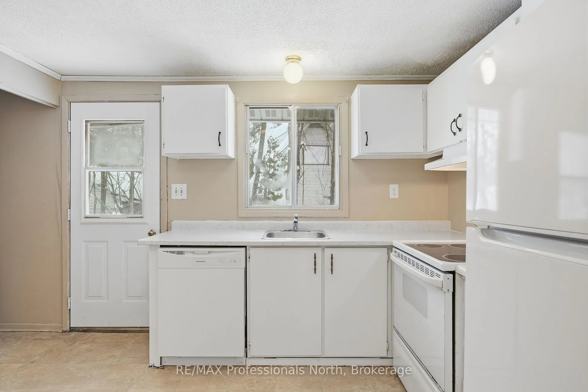 Photo 12 of 25 Dudley Drive, Bracebridge, Macaulay — HOMEH